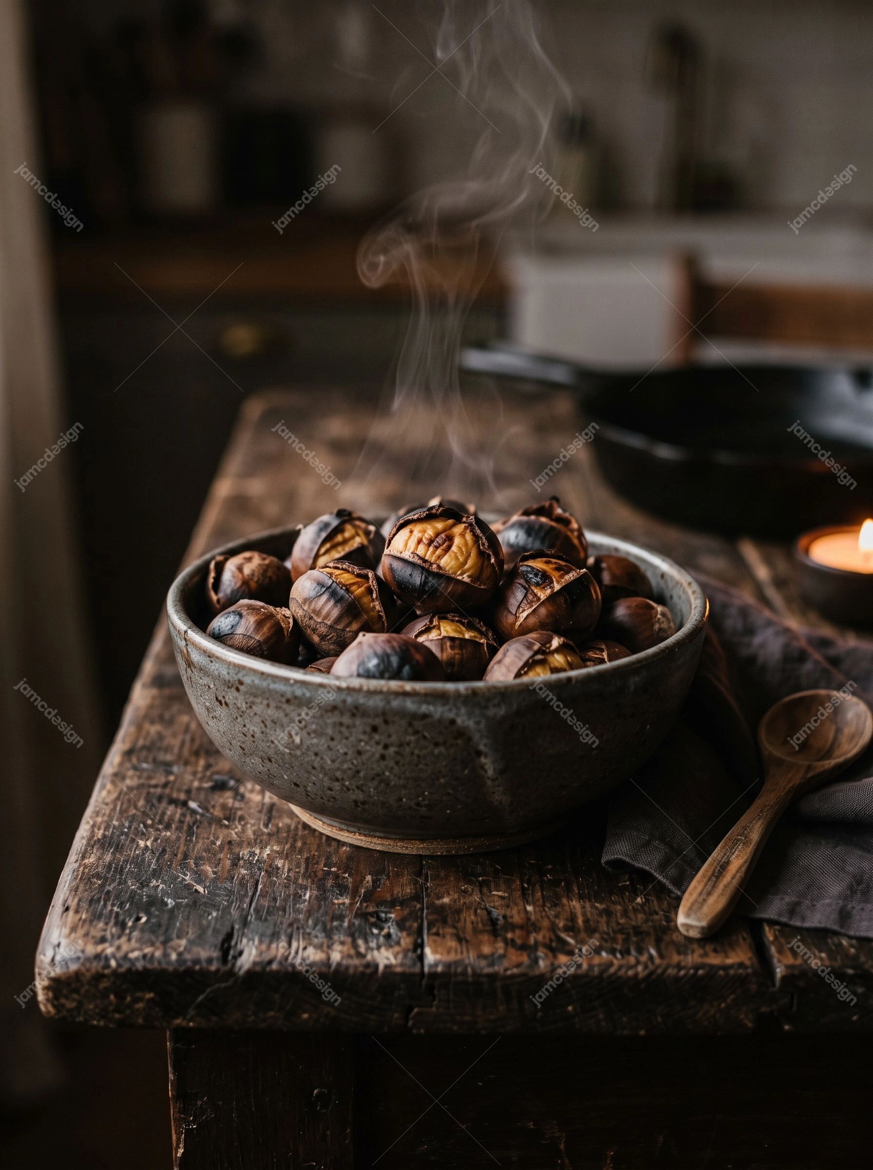 Châtaignes Grillées Dans Un Bol En Céramique Artisanale. Cette photo JPG réaliste montre des châtaignes grillées dans un bol en céramique fait main