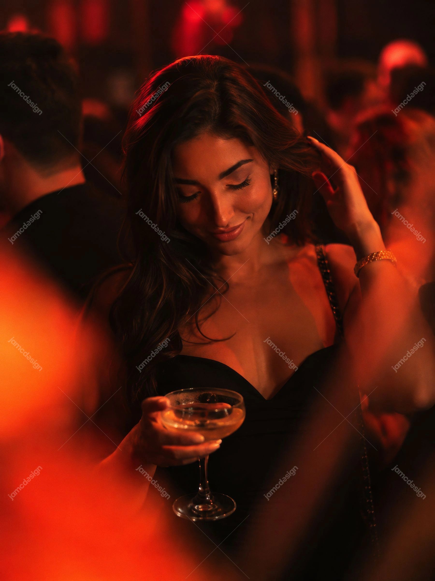 Mulher Com Coquetel Em Boate Lotada Com Luz Vermelha. Esta foto JPG mostra uma mulher segurando uma taça de coquetel em uma boate lotada
