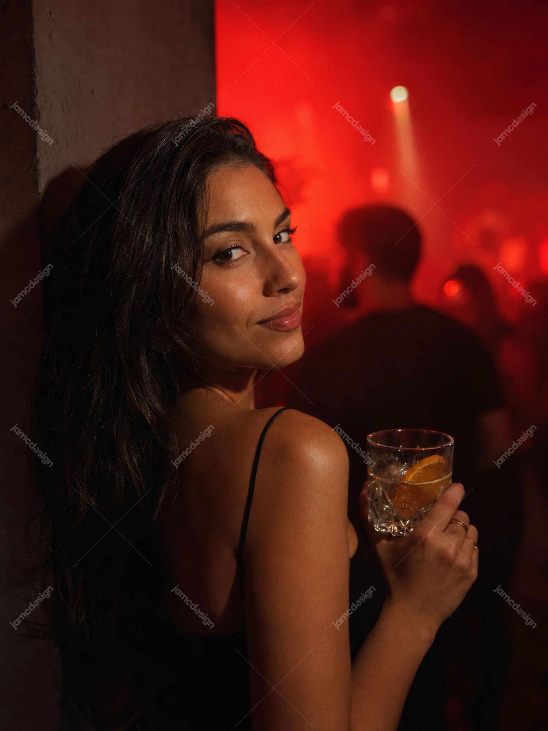 Retrato De Mulher Com Drink Em Boate Vermelha. Esta foto JPG mostra uma mulher segurando uma taça de coquetel em uma boate iluminada em vermelho