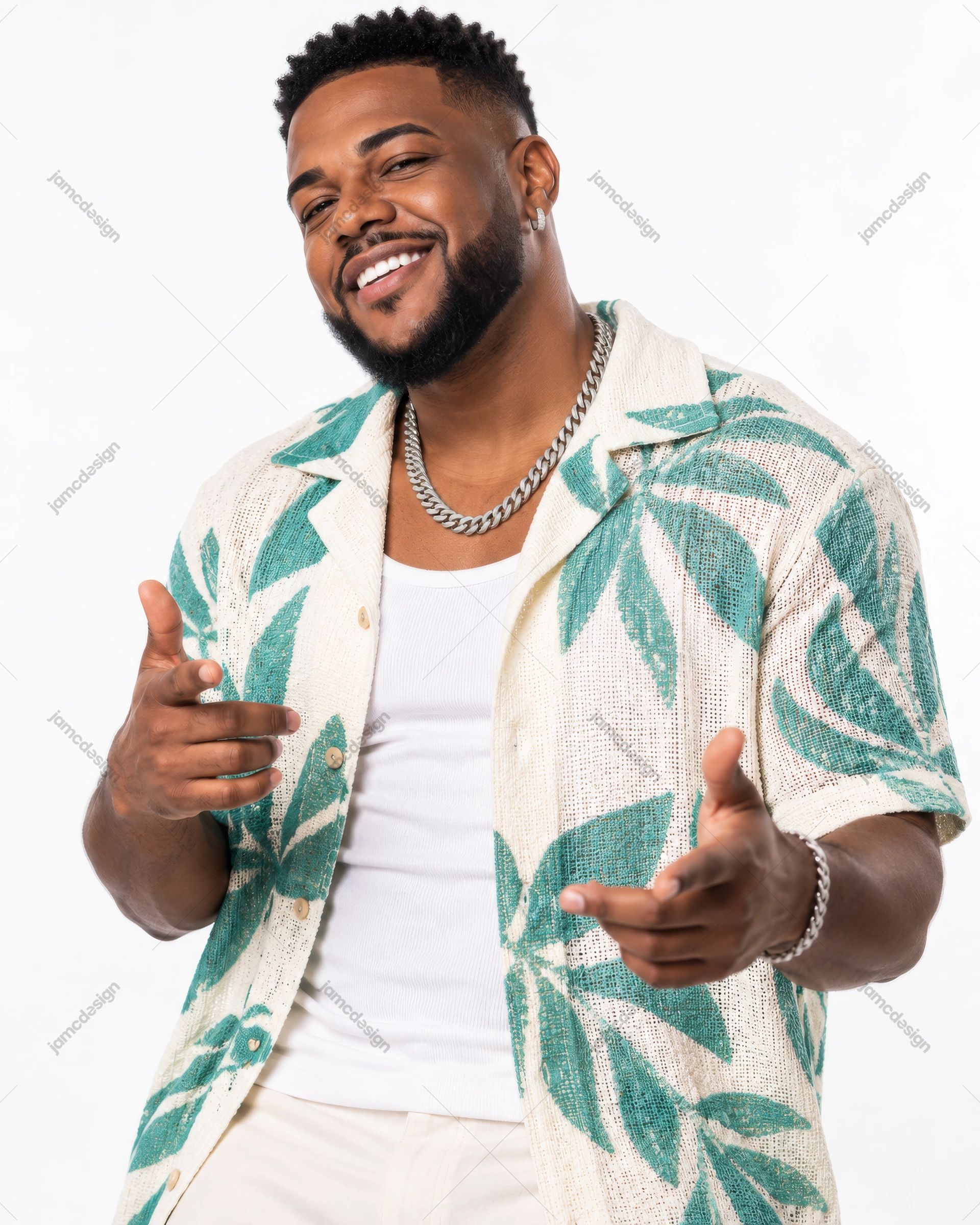 Retrato De Hombre Sonriente Con Camisa Tropical PNG. Esta foto en PNG muestra a un hombre sonriente con una camisa estampada con hojas tropicales color verde