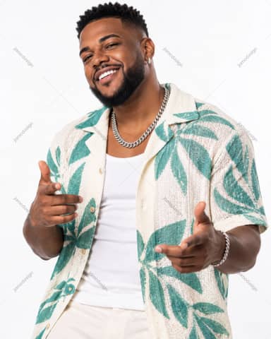 Retrato De Hombre Sonriente Con Camisa Tropical PNG