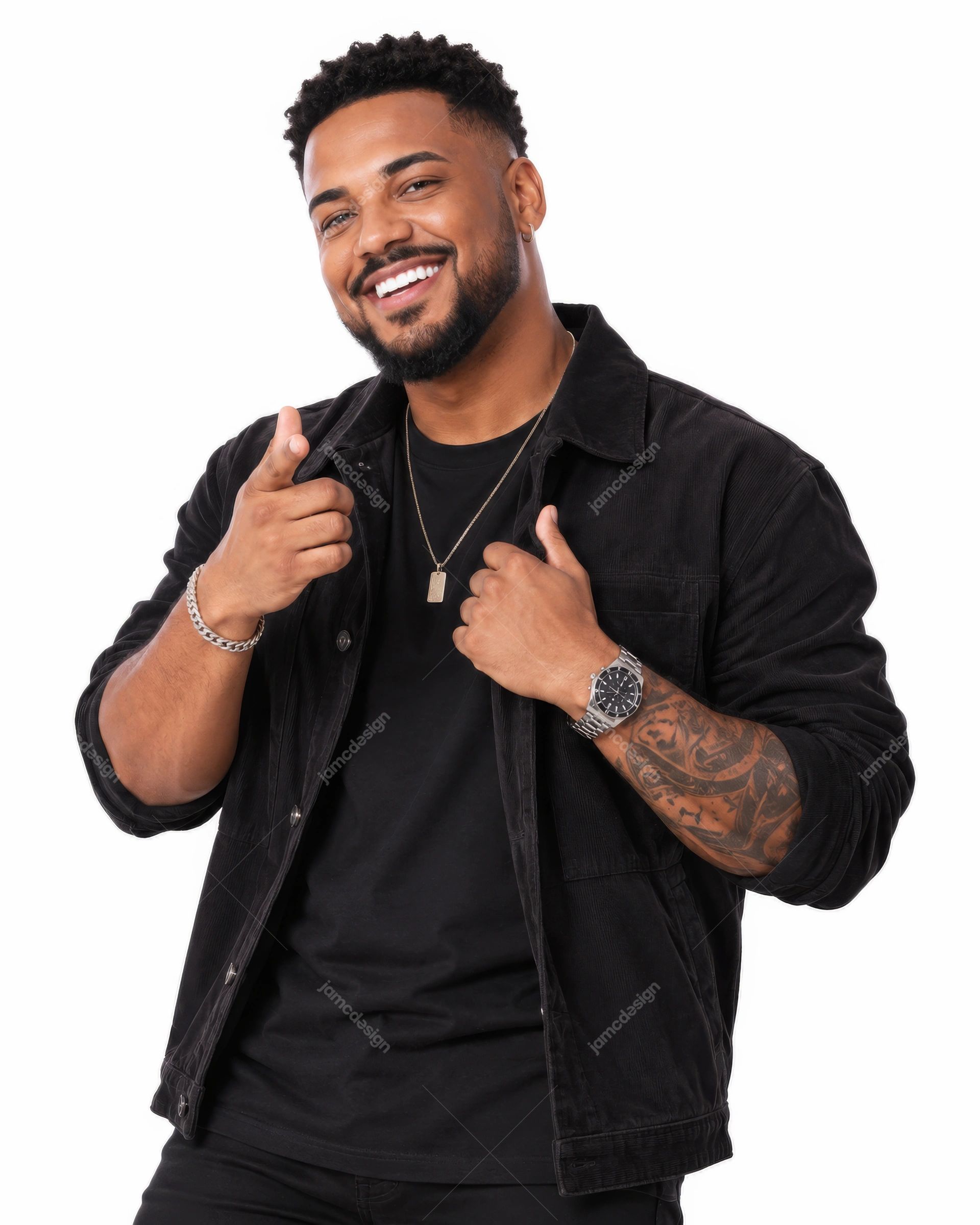 Hombre Sonriente Con Chaqueta Negra Sobre Fondo Blanco PNG. Esta foto en PNG muestra a un hombre sonriente con una chaqueta negra sobre un fondo blanco limpio