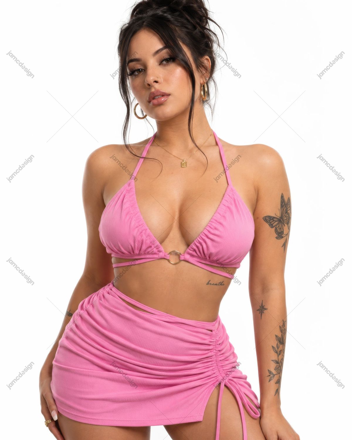Portrait En Studio D’Une Femme Tatouée En Haut Et Jupe Roses PNG