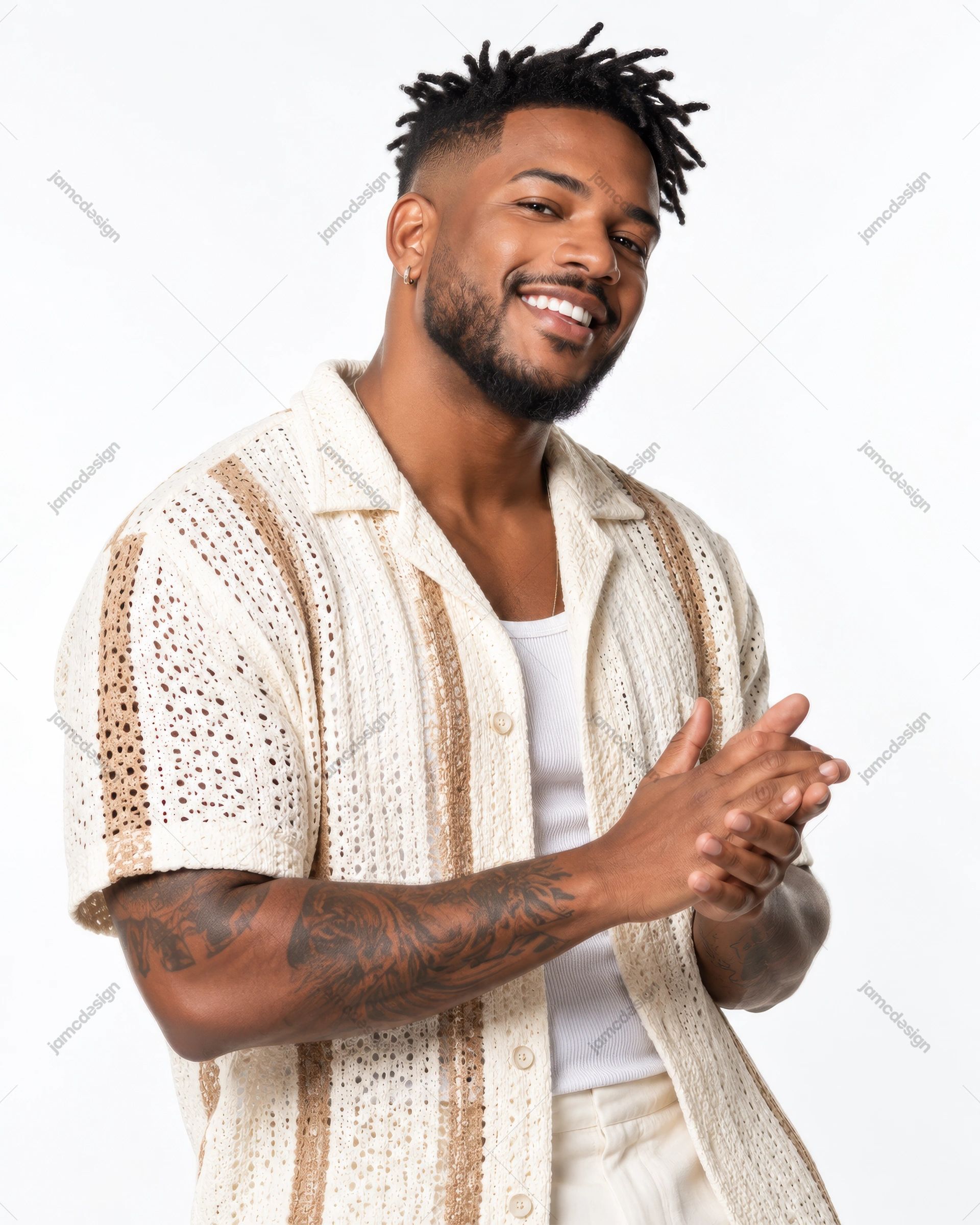 Hombre Barbudo Sonriente Con Camisa Crema Texturizada PNG. Descarga esta foto en PNG de un hombre sonriente con una camisa calada color crema sobre un fondo