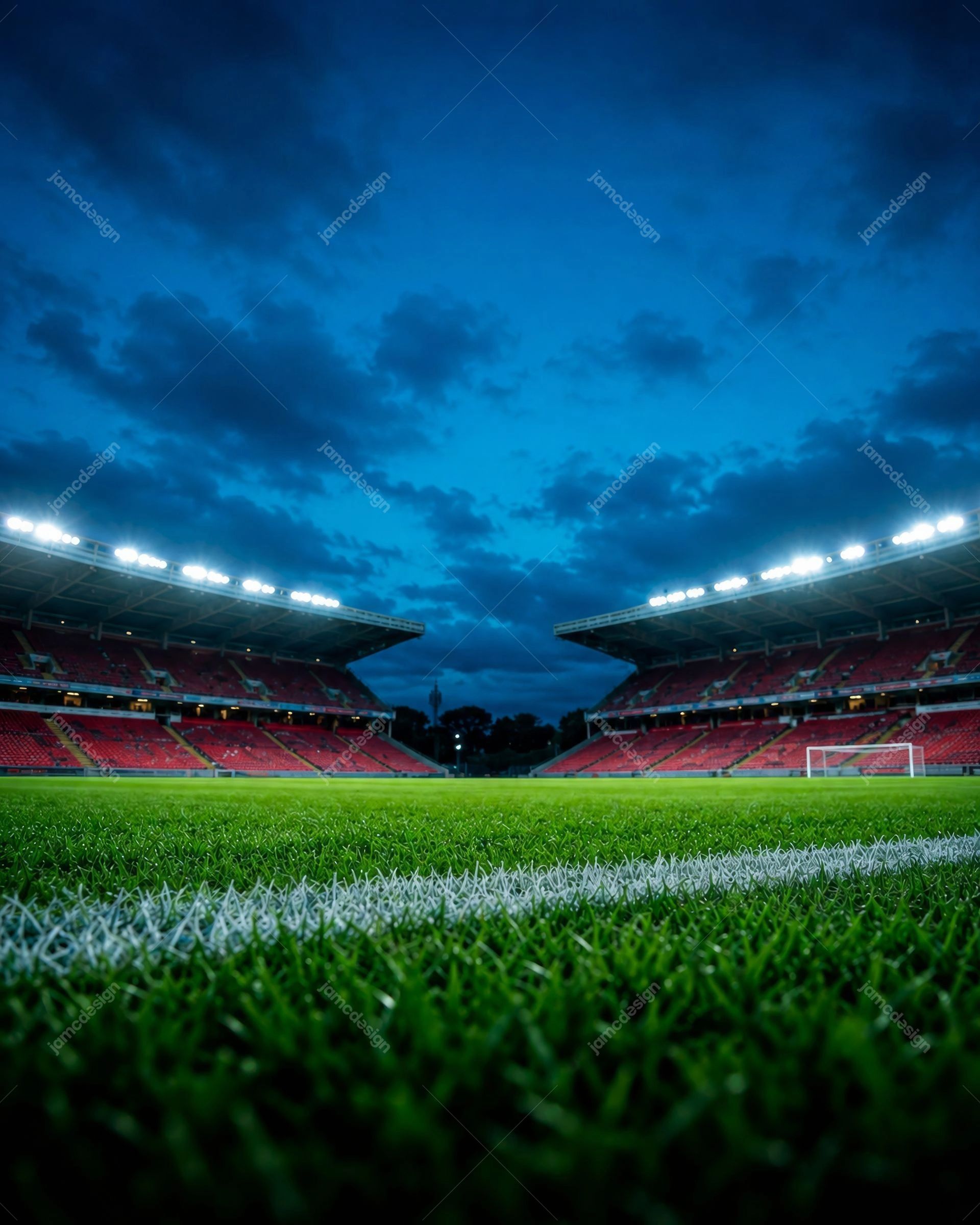 Fundo De Campo De Estádio De Futebol Noturno. Fundo em JPG mostrando um estádio de futebol vazio e um campo verde demarcado sob um céu noturno azul-escuro