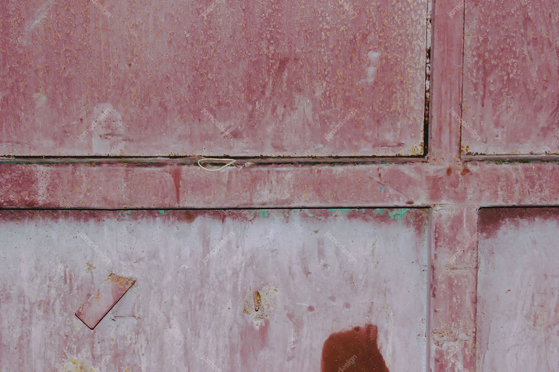 Textura De Pared Pintada Rosa Desgastada. Esta textura JPG muestra una pared pintada de rosa y desgastada, dividida por amplias juntas entre paneles