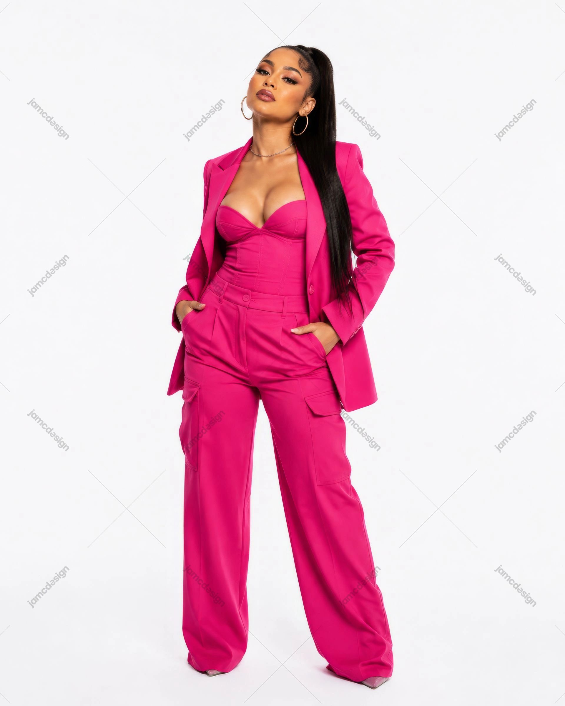 Foto De Mulher Em Blazer Rosa E Calças De Perna Larga. Foto editorial de moda de uma mulher com um blazer rosa combinando e calças de perna larga