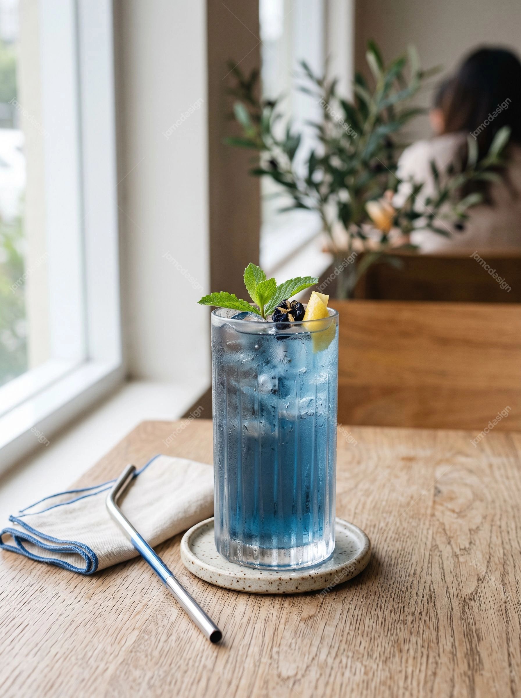 Boisson Glacée Bleue À La Menthe Et Aux Agrumes. Téléchargez cette photo JPG photoréaliste d’une boisson glacée bleue garnie de menthe et d’agrumes