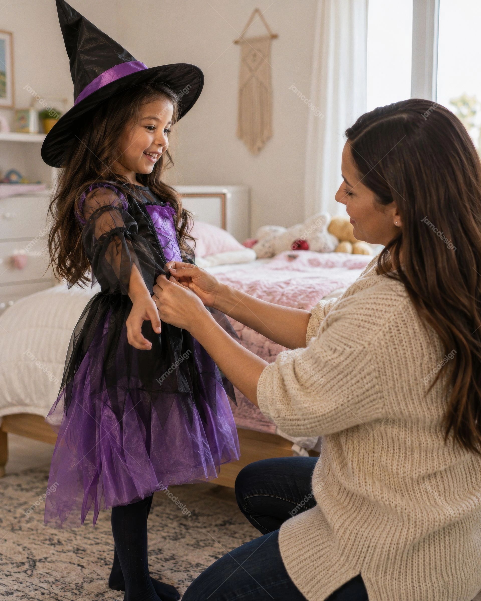 Madre E Hija Preparando Un Disfraz De Bruja En Casa. Esta foto realista en JPG muestra a una madre ayudando a su hija a vestirse con un disfraz de bruja morado
