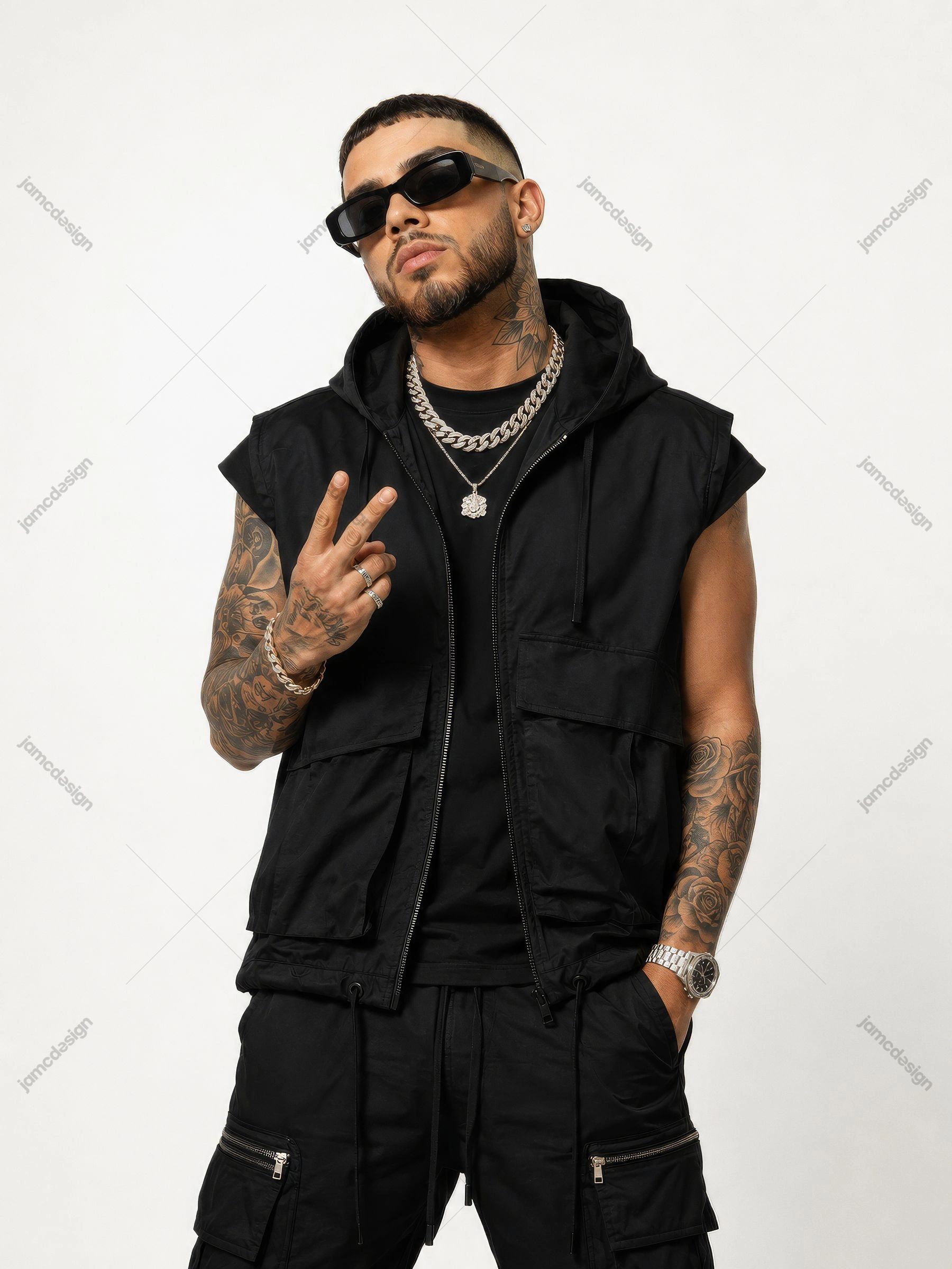 Retrato De Artista De Reggaeton Tatuado Con Ropa Urbana Negra. Foto JPG de un hombre tatuado con ropa urbana negra