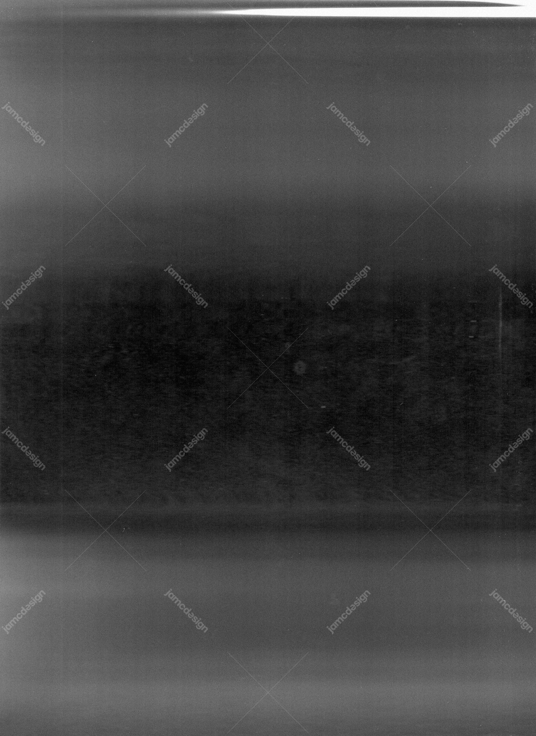 Textura De Degradado Gris Con Franja Oscura Texturizada. Esta textura monocromática en JPG combina amplios degradados grises con una banda oscura de grano
