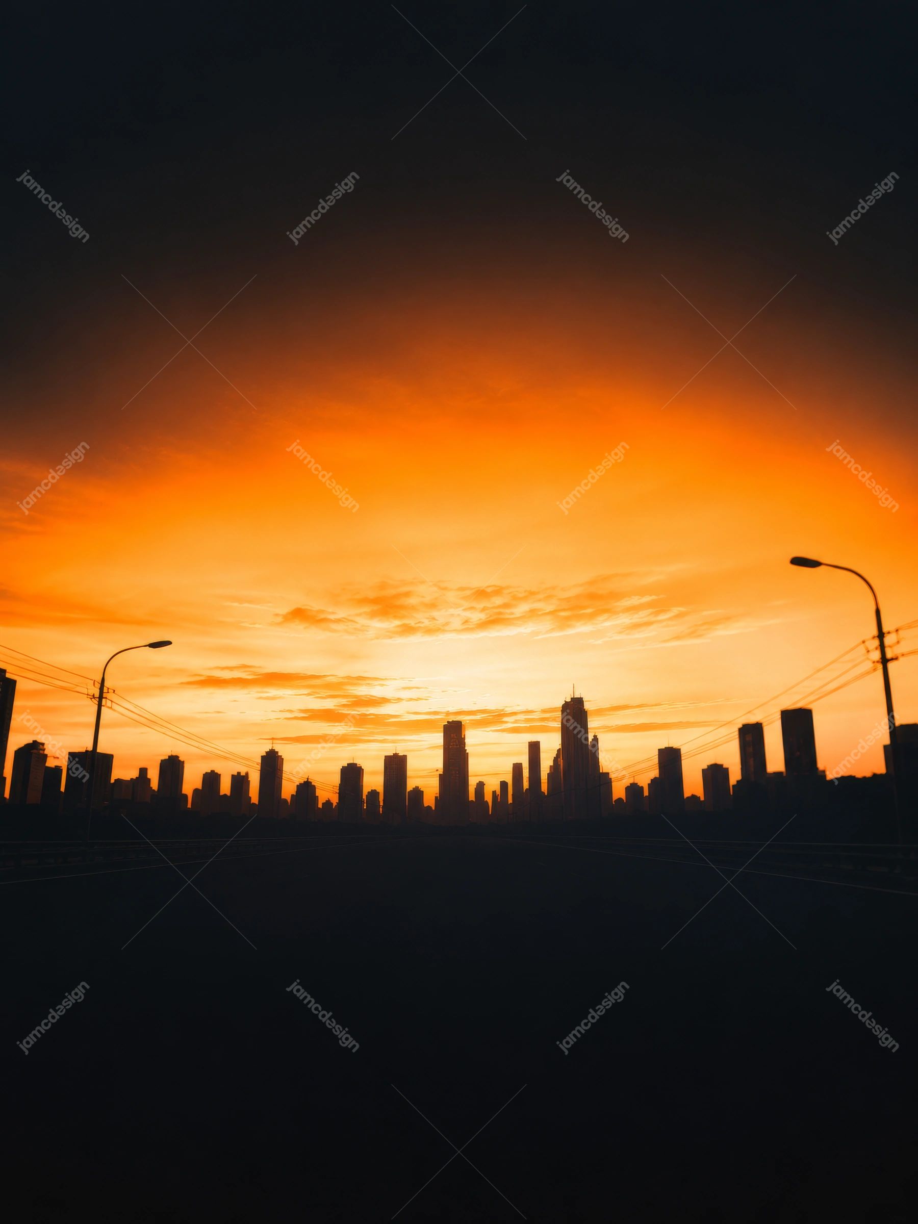 Fond PNG De Route Et Silhouette Urbaine Au Coucher Du Soleil Orange. Téléchargez ce fond de ville au format PNG représentant une silhouette urbaine sombre