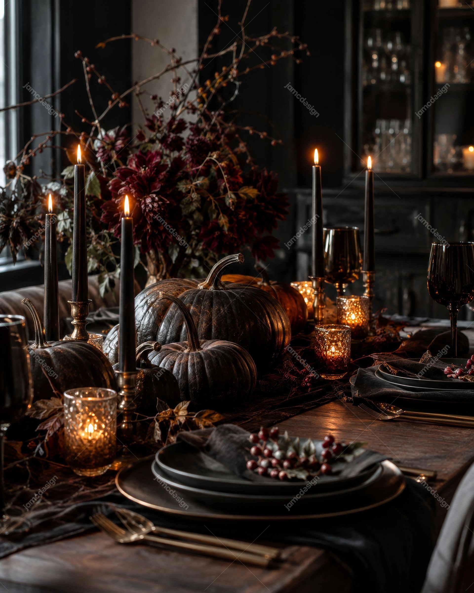 Table Élégante Dressée Pour Un Dîner D’Automne Avec Citrouilles Et Bougies. Téléchargez cette photo JPG d’une table de dîner automnale sombre