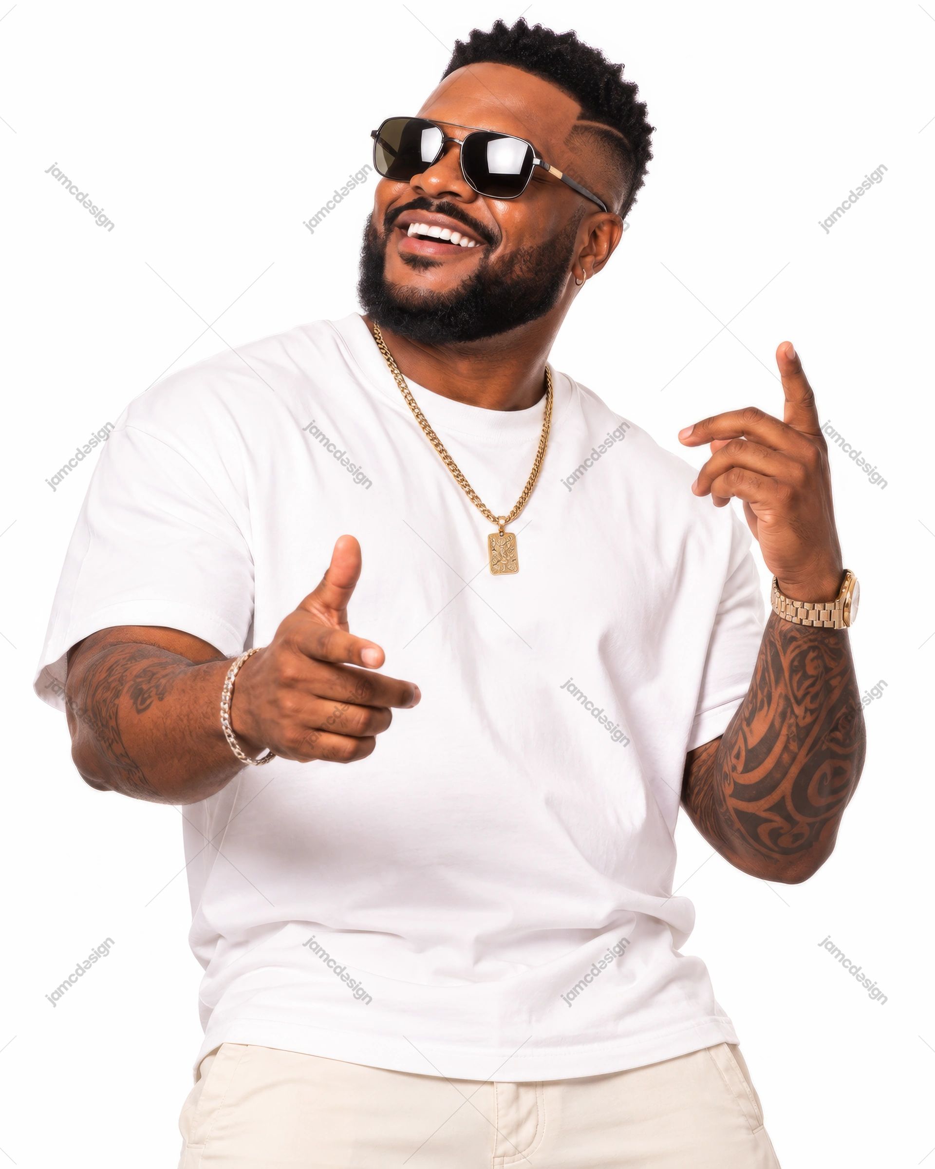 Hombre Sonriente Con Camiseta Blanca Y Gafas De Sol PNG. Esta foto PNG muestra a un hombre sonriente con gafas de sol oscuras y una camiseta blanca
