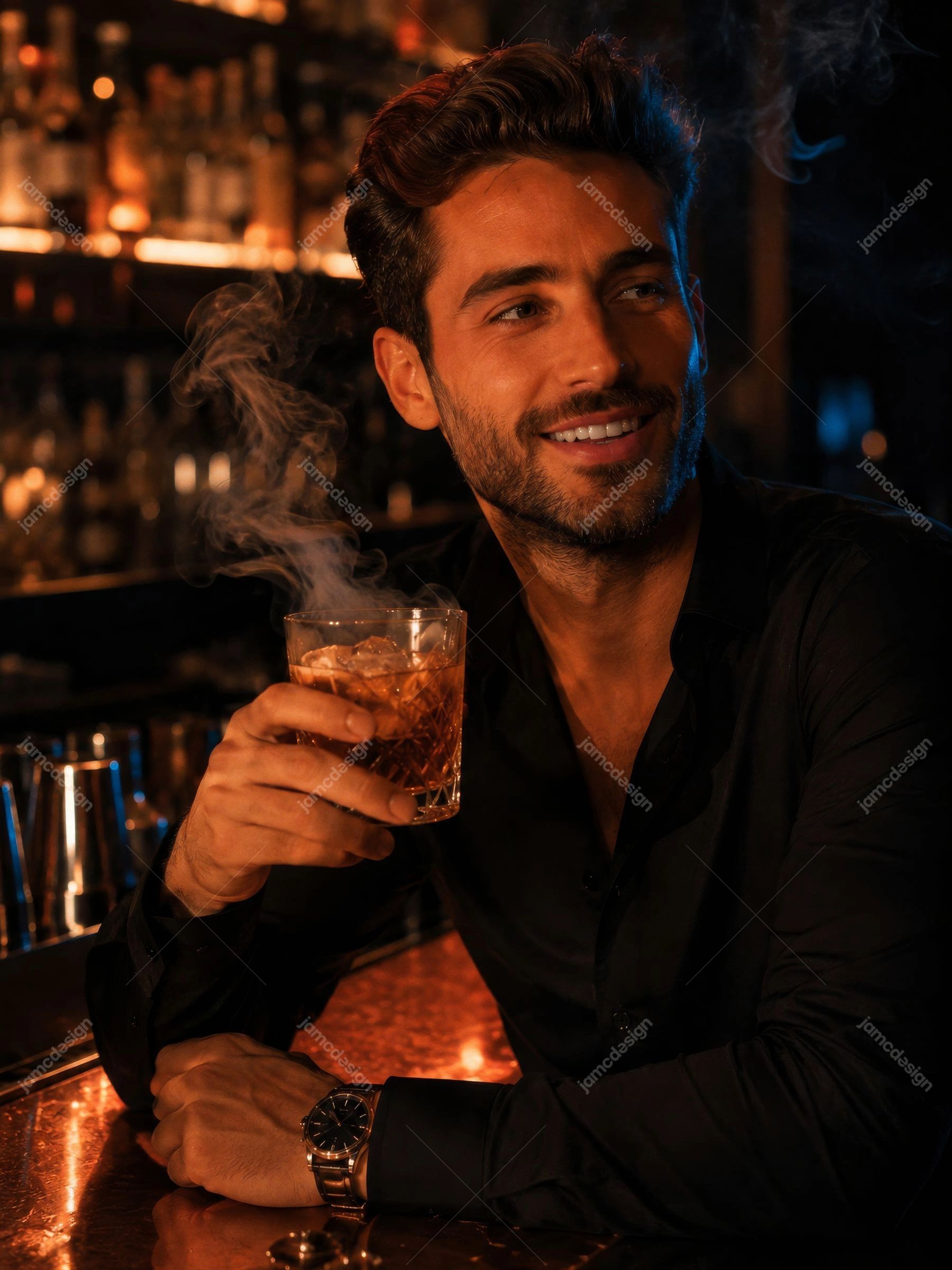 Foto De Homem Bonito Segurando Coquetel De Uísque Defumado No Bar. Foto JPG de um homem sorridente segurando um coquetel de uísque defumado em um bar