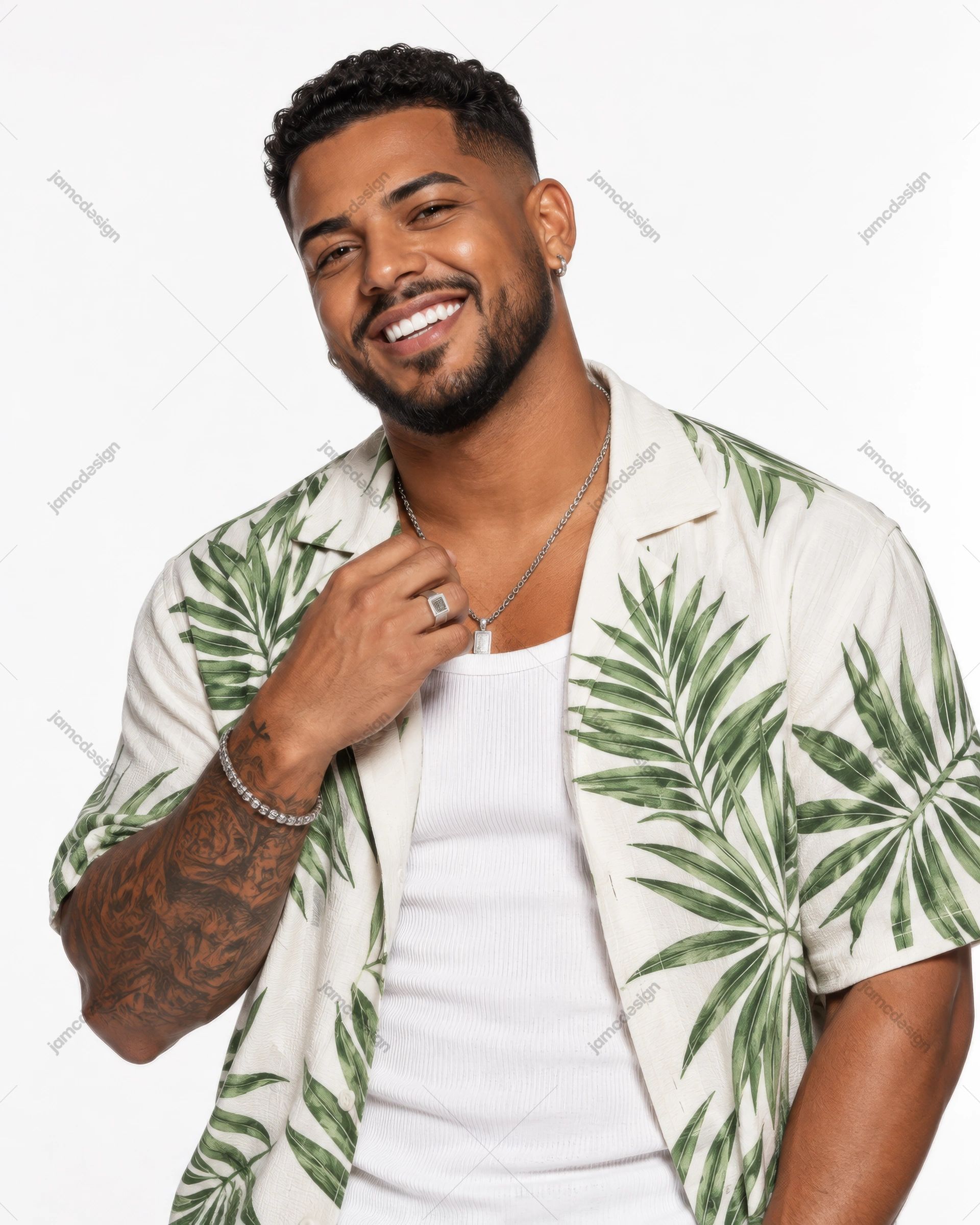 Hombre Sonriente Con Camisa Blanca De Hojas Tropicales PNG. Esta foto PNG muestra a un hombre sonriente con una camisa blanca estampada con hojas tropicales