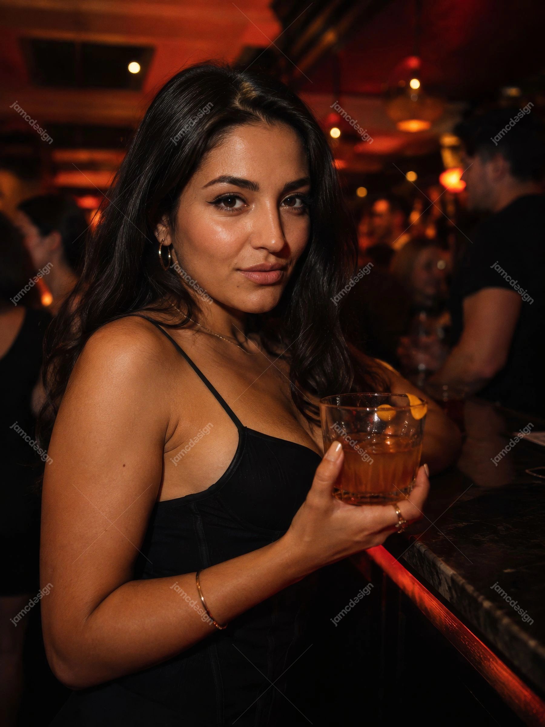Retrato De Mulher Com Coquetel Âmbar Em Bar De Boate. Esta foto realista em JPG mostra uma mulher segurando um coquetel âmbar em um bar de boate