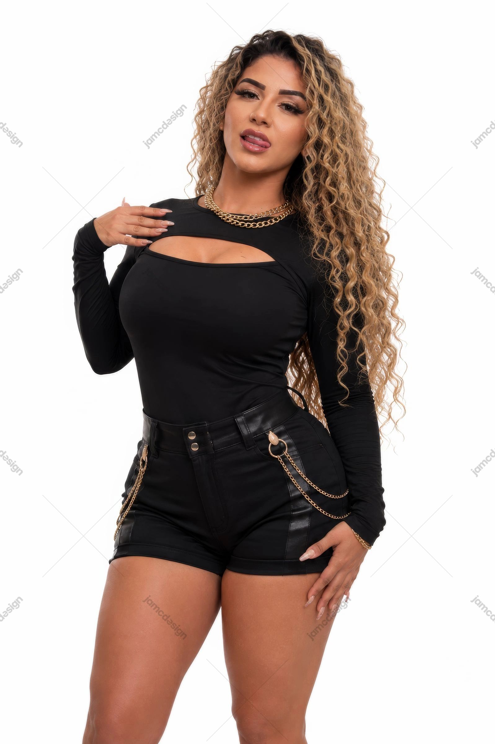 Foto De Mulher De Cabelos Loiros Cacheados Em Look Preto E Correntes Douradas. Foto JPG de uma mulher com cabelos loiros longos e cacheados usando uma blusa