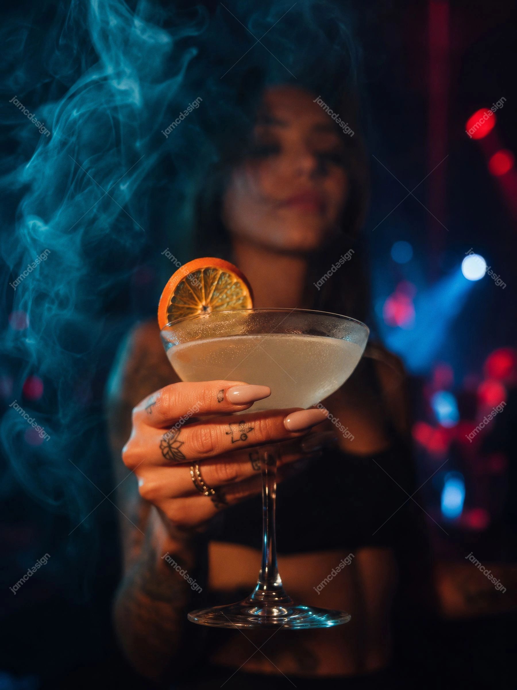 Coquetel Cítrico Defumado Em Bar Com Neon Azul E Vermelho. Foto JPG de um coquetel cítrico defumado em uma taça coupé