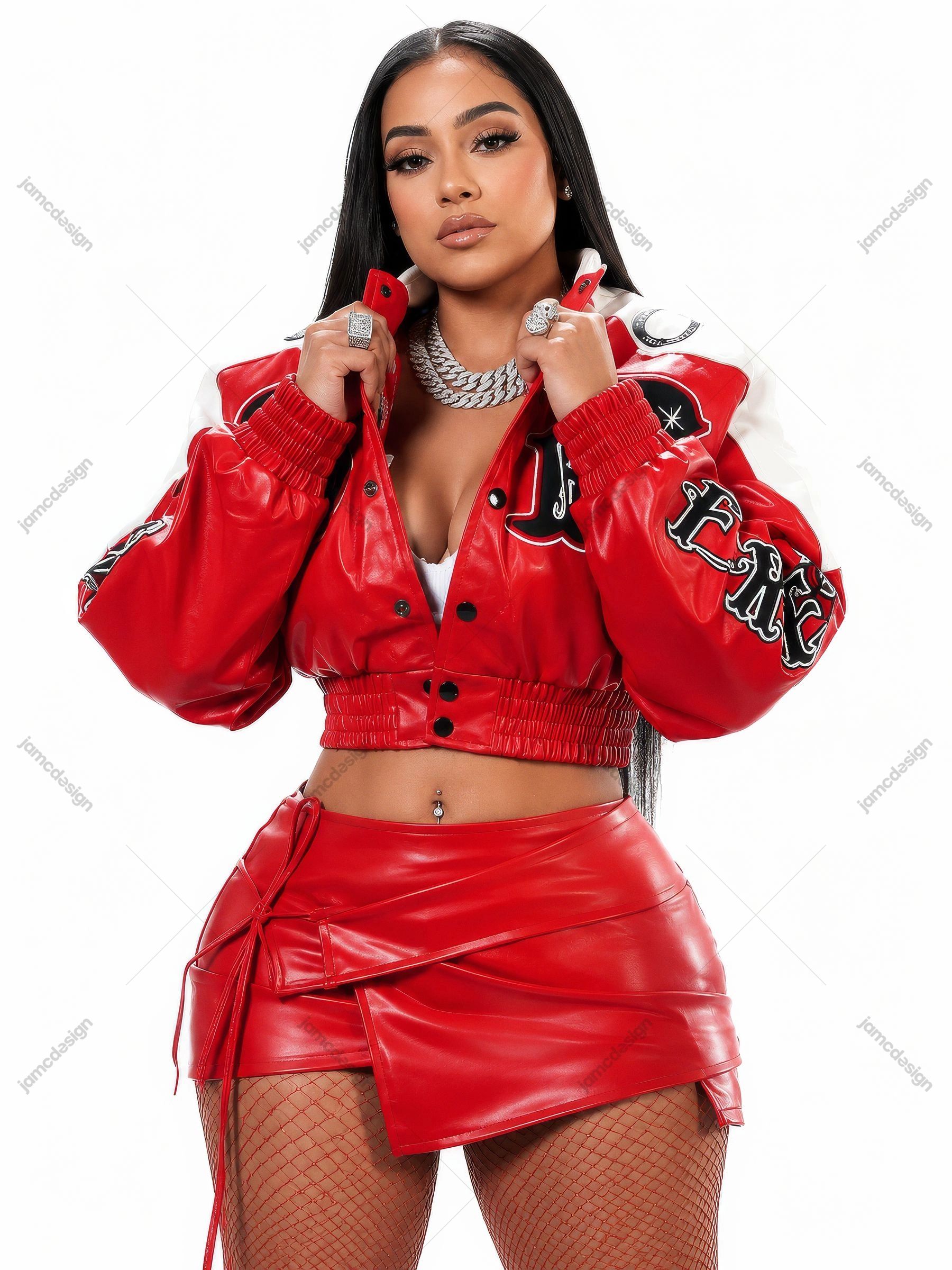 Portrait de Femme Artiste en Mode Urbaine Rouge en Studio JPG. Photo JPG représentant une femme vêtue d’une tenue urbaine rouge vif