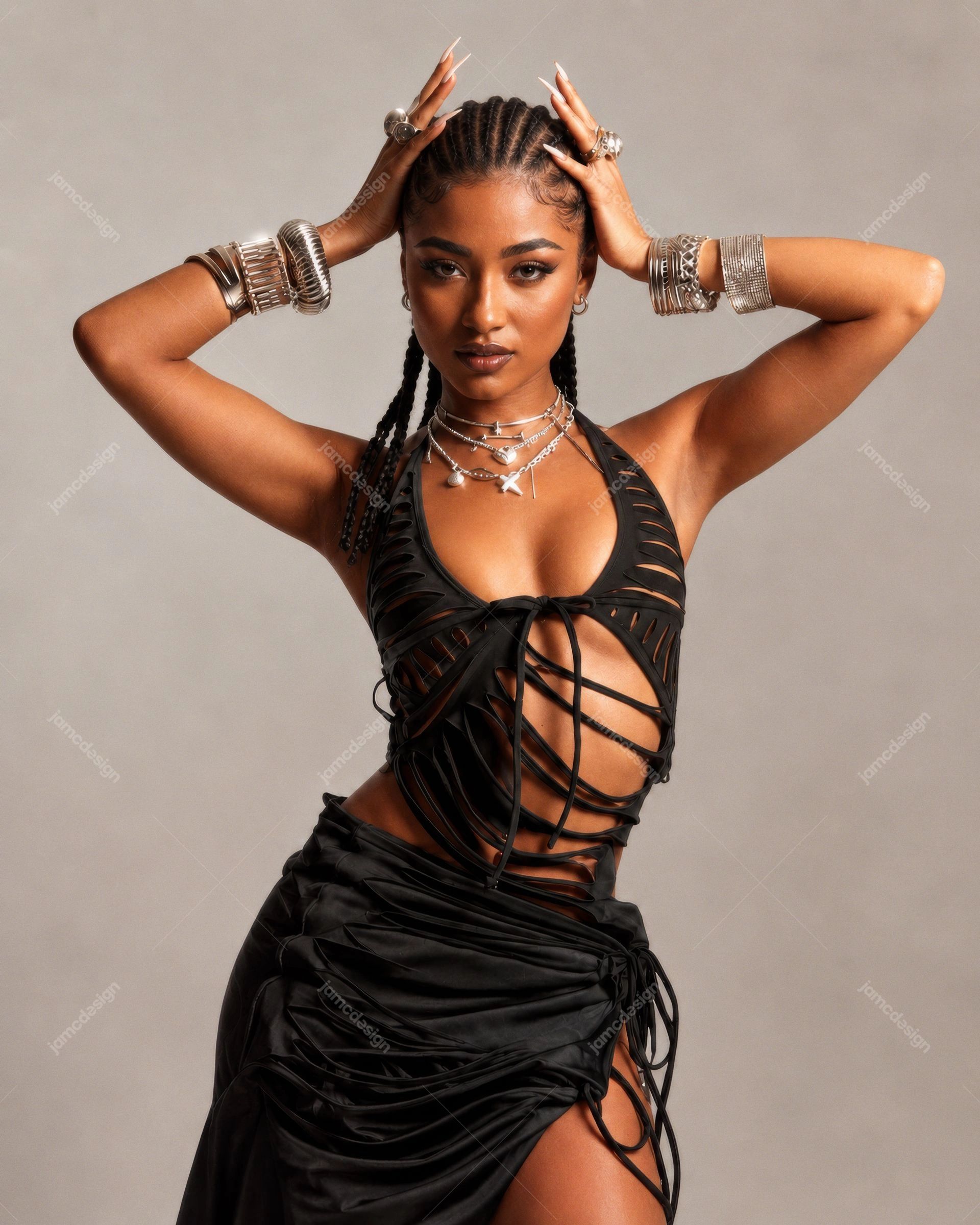 Retrato De Mulher Estilosa Com Roupa Preta De Moda. Foto de moda em JPG de uma mulher com roupa preta com recortes, joias em camadas e cabelo trançado