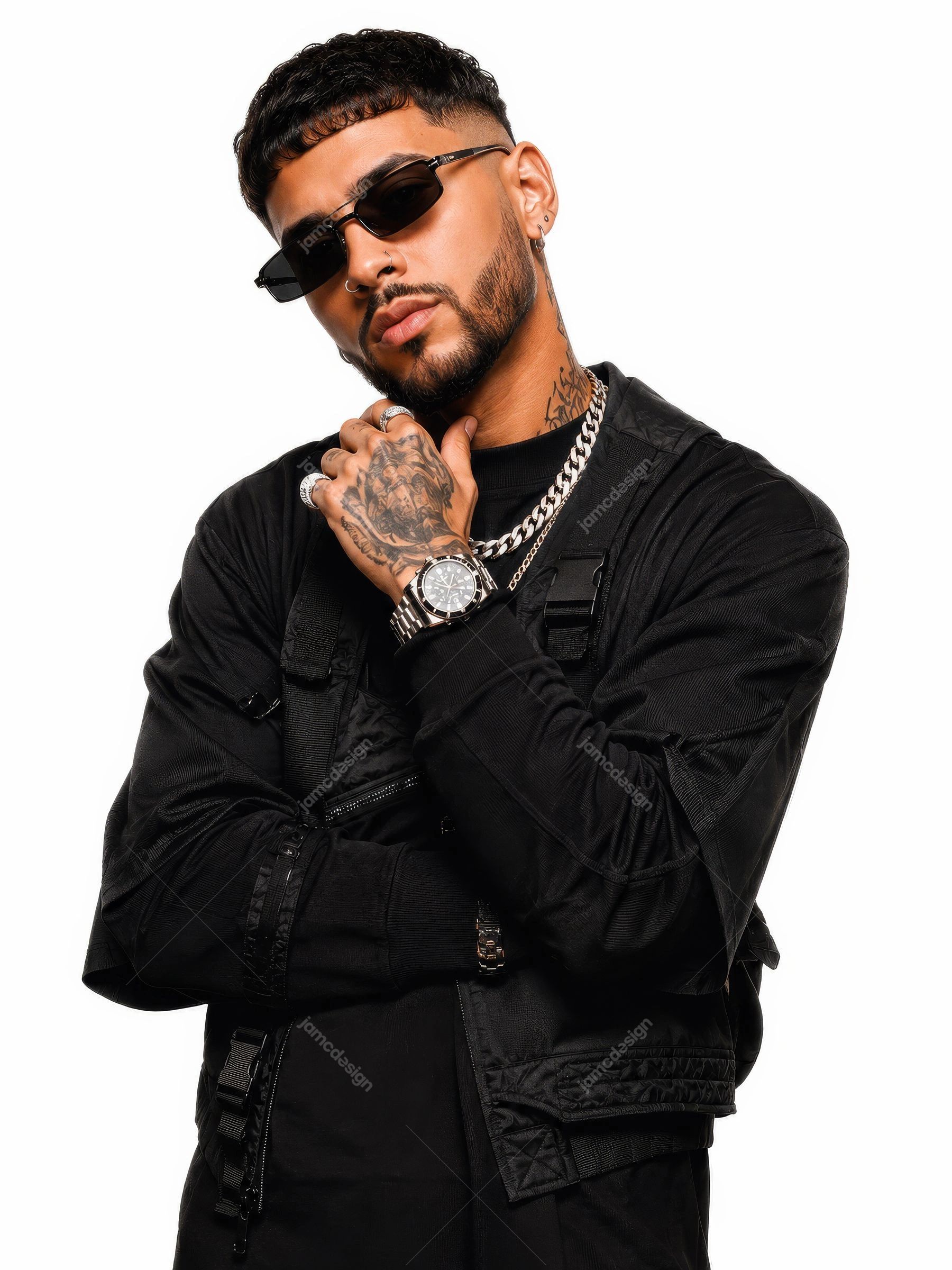 Retrato De Artista De Reggaeton Con Atuendo Negro En Estudio. Foto JPG de un modelo masculino barbudo con un atuendo negro de estilo urbano
