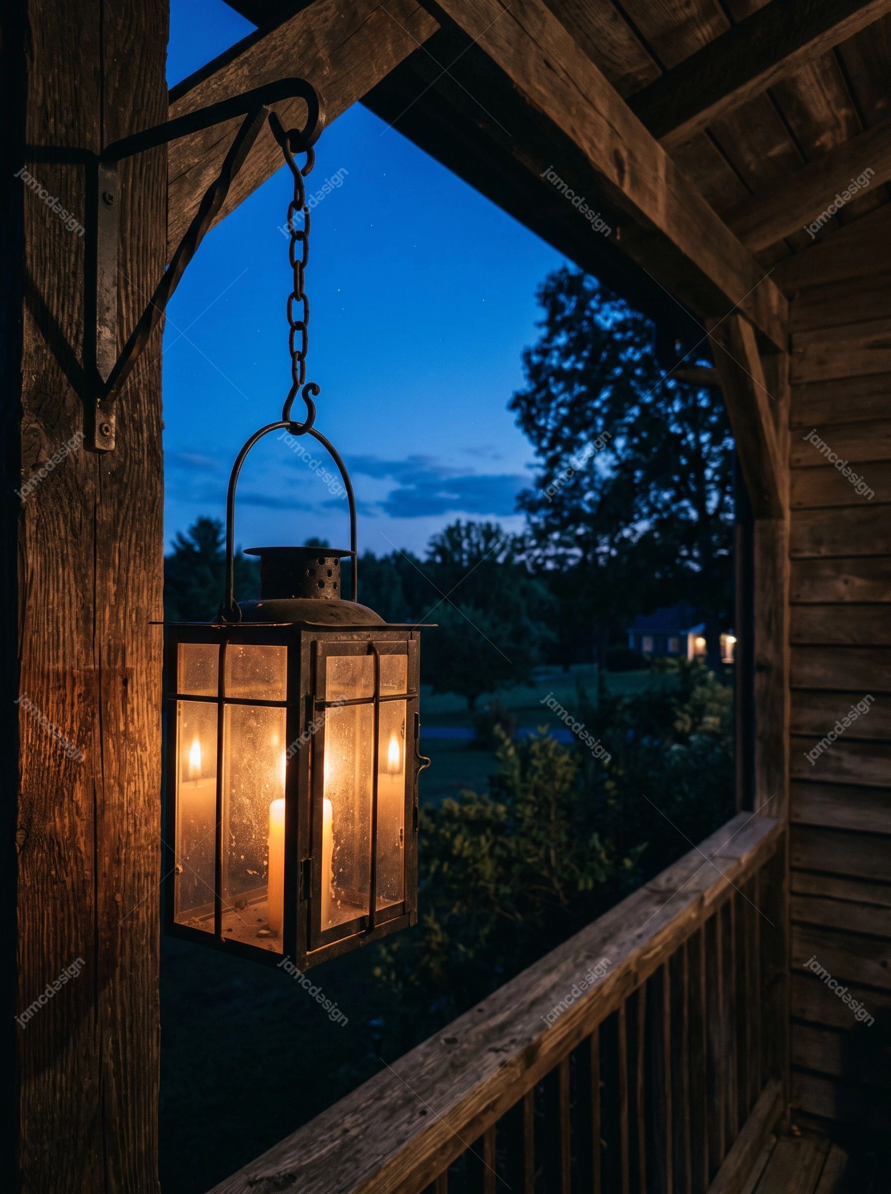 Lanterna Pendurada Com Vela Em Uma Varanda De Madeira Rústica. Baixe esta foto JPG de uma lanterna de vela iluminada