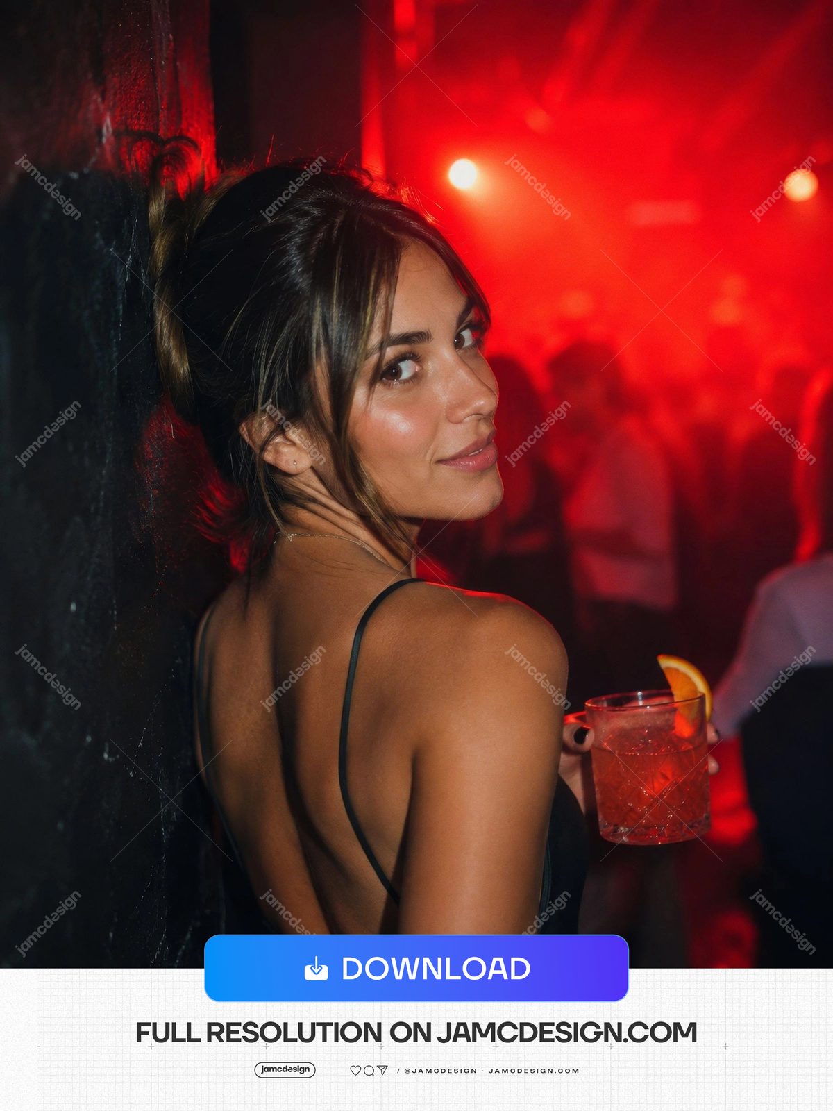 Retrato De Coquetel Vermelho Com Mulher Em Luz De Boate. Foto em JPG de uma mulher segurando um coquetel decorado com cítricos em uma boate — Prévia adicional