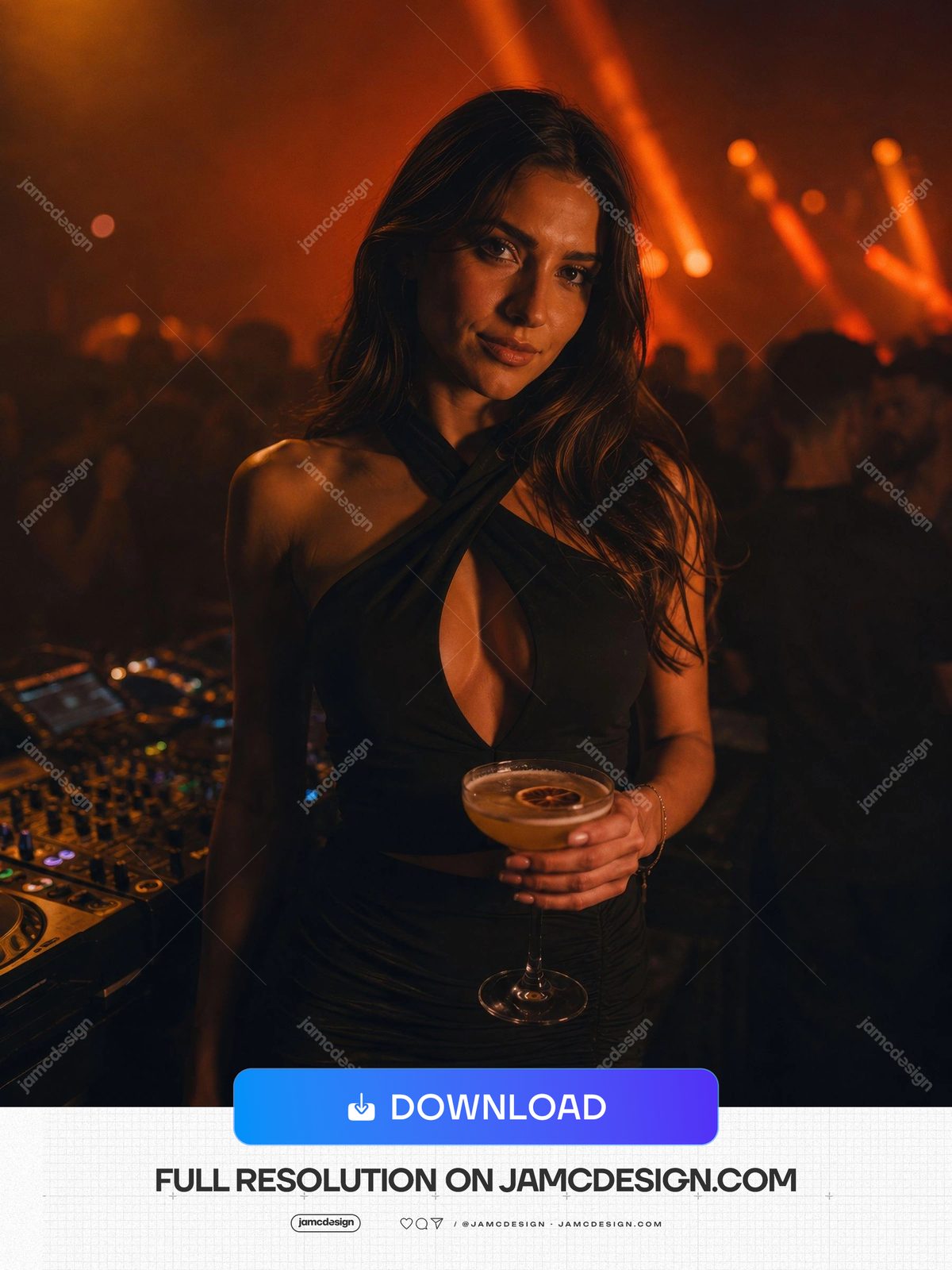 Mulher Glamourosa Com Coquetel E Luz Laranja. Foto JPG de uma mulher glamorosa com vestido preto segurando um coquetel perto de uma cabine de DJ — Prévia adicional