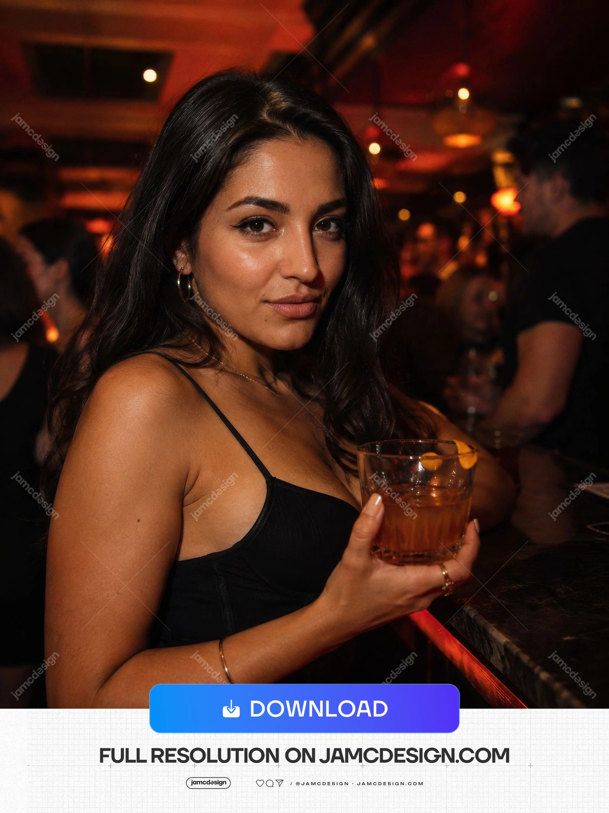 Retrato De Mulher Com Coquetel Âmbar Em Bar De Boate. Esta foto realista em JPG mostra uma mulher segurando um coquetel âmbar em um bar de boate — Prévia adicional