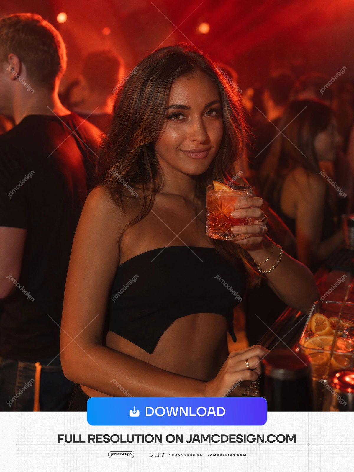 Foto De Mulher Com Coquetel Transparente Em Boate. Foto JPG de uma mulher segurando um coquetel transparente em um bar movimentado de uma boate — Prévia adicional