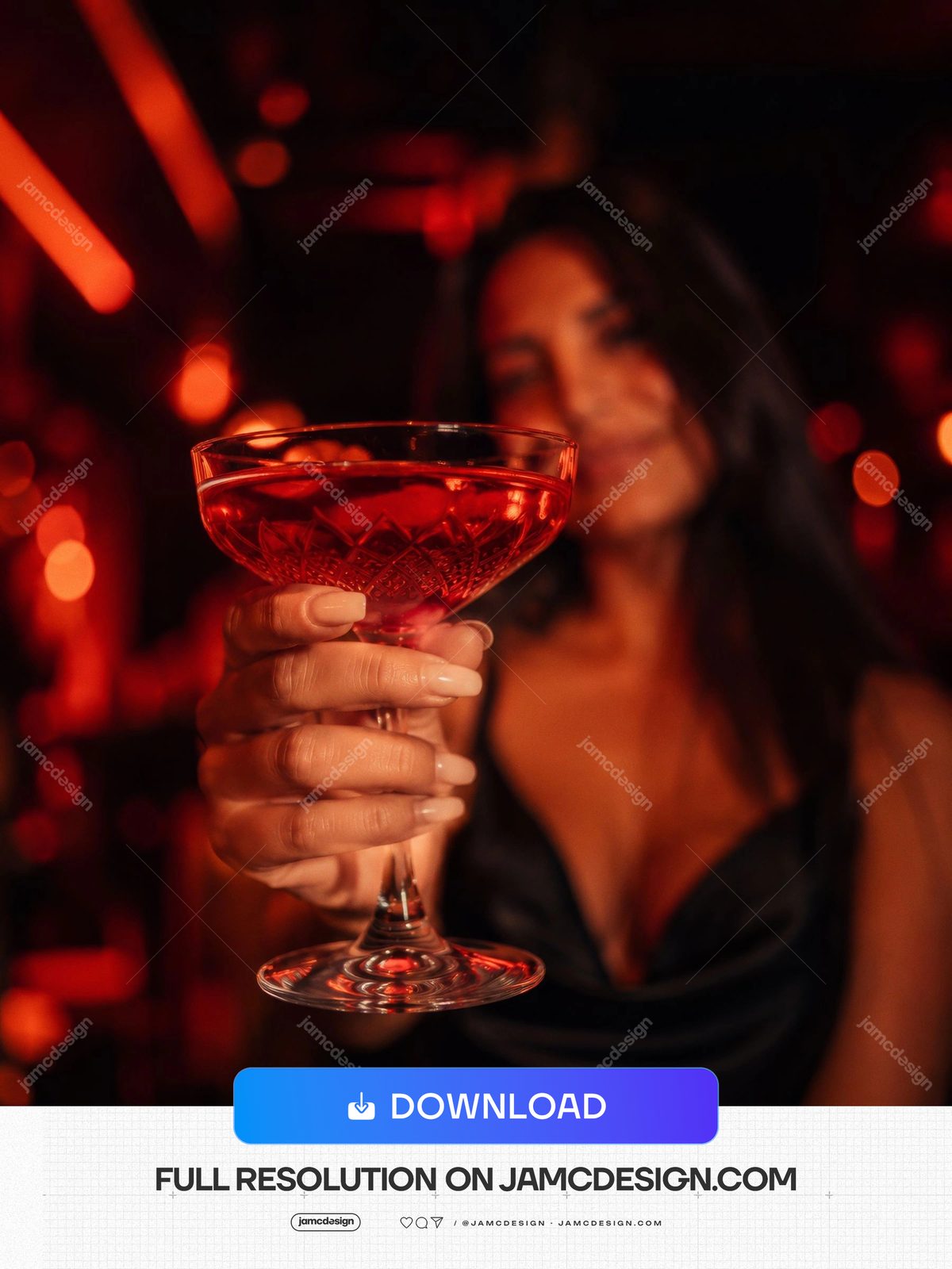 Coquetel Vermelho Em Taça Coupe Em Destaque Com Mulher Ao Fundo. Foto em JPG de um coquetel vermelho em taça coupe, segurado em primeiro plano — Prévia adicional