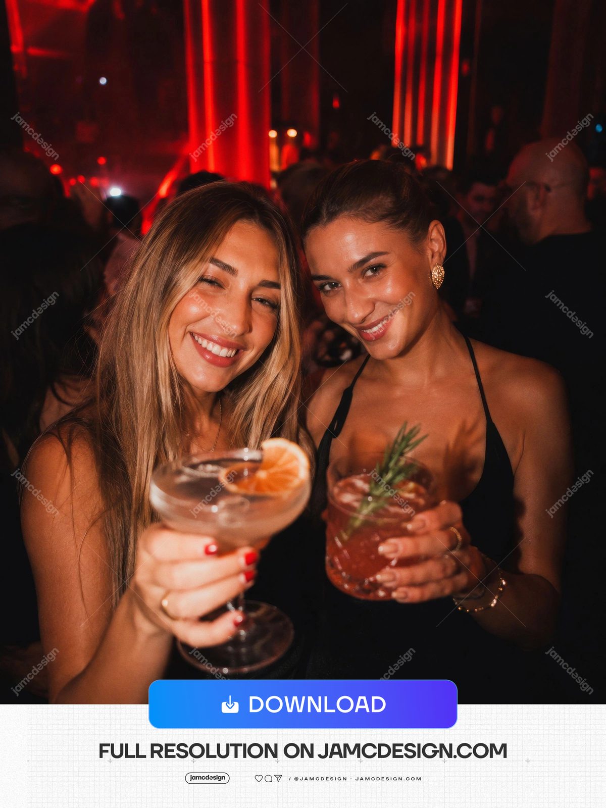 Foto De Amigas Com Coquetéis Em Festa De Boate Vermelha. Foto JPG de duas mulheres segurando taças de coquetel em uma boate lotada — Prévia adicional