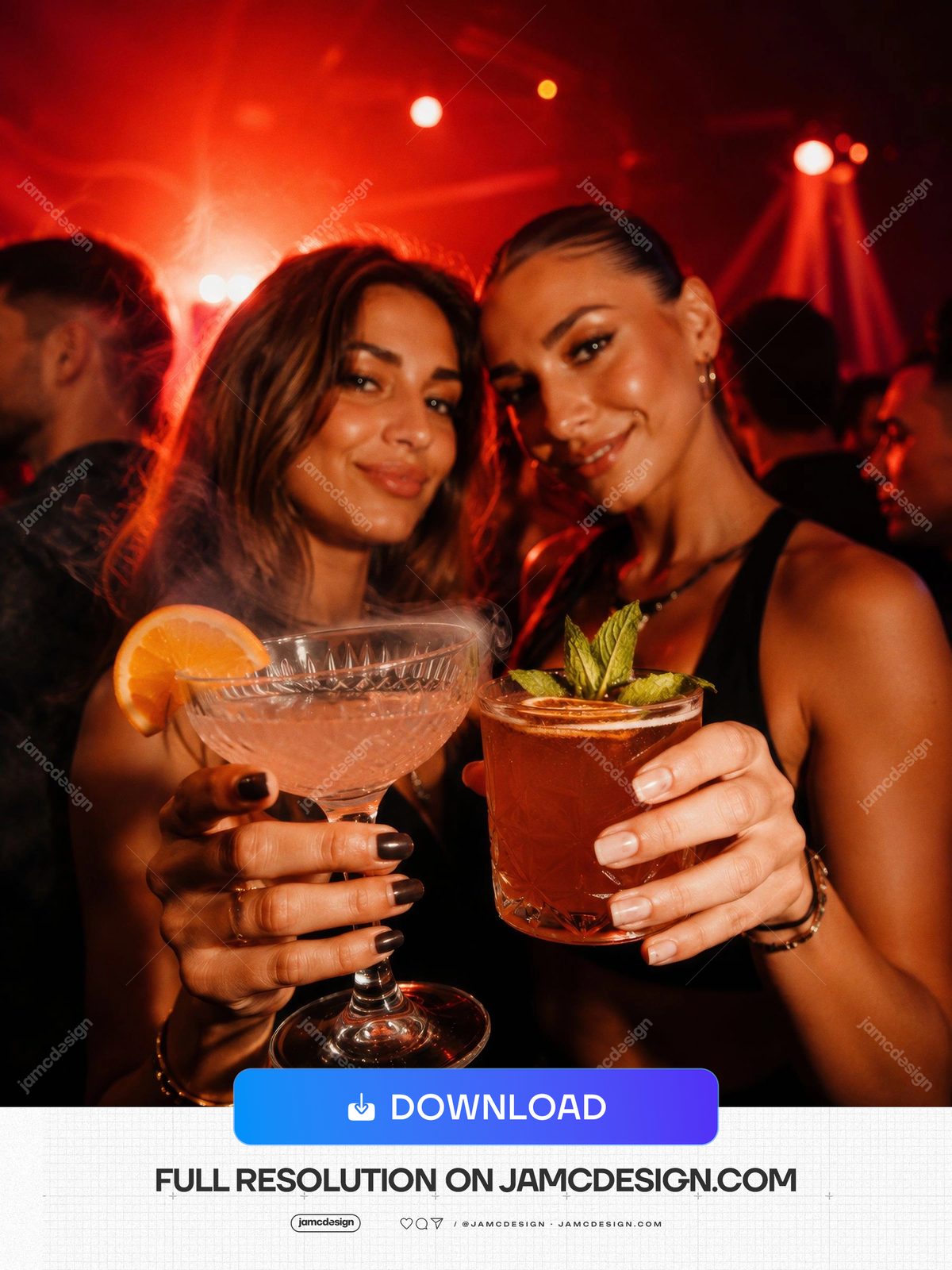 Retratos De Amigas Com Bebidas Vermelhas Em Boate. Foto em JPG de duas mulheres brindando com coquetéis em uma boate iluminada em vermelho — Prévia adicional