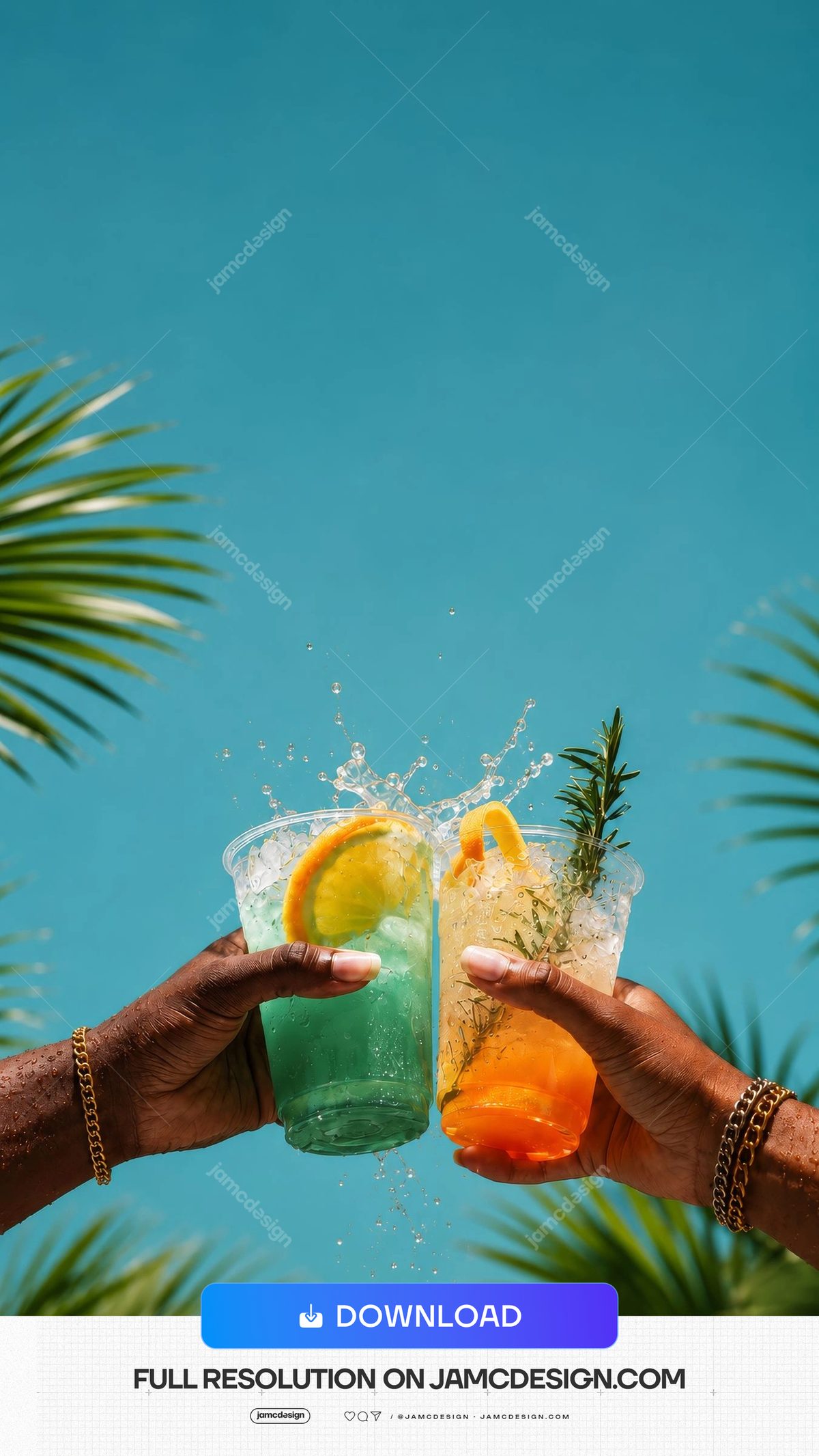 Fundo de Festa Coquetéis Tropicais de Verão Folhas de Palmeira. Duas mãos brindam com coquetéis tropicais coloridos contra um céu azul limpo — Prévia adicional