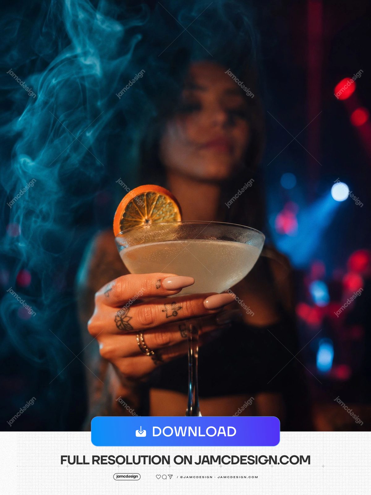 Coquetel Cítrico Defumado Em Bar Com Neon Azul E Vermelho. Foto JPG de um coquetel cítrico defumado em uma taça coupé — Prévia adicional