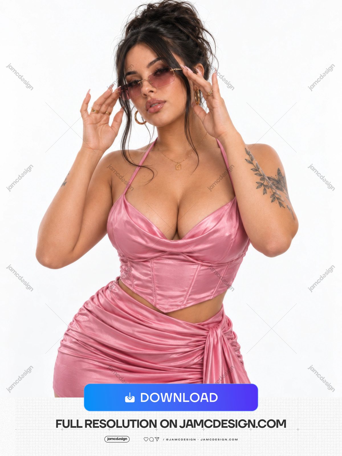 Retrato De Estudio De Mujer Con Atuendo De Satén Rosa PNG. Esta foto en PNG muestra a una modelo en un estudio luminoso, vestida con un conjunto de satén rosa — Vista previa adicional