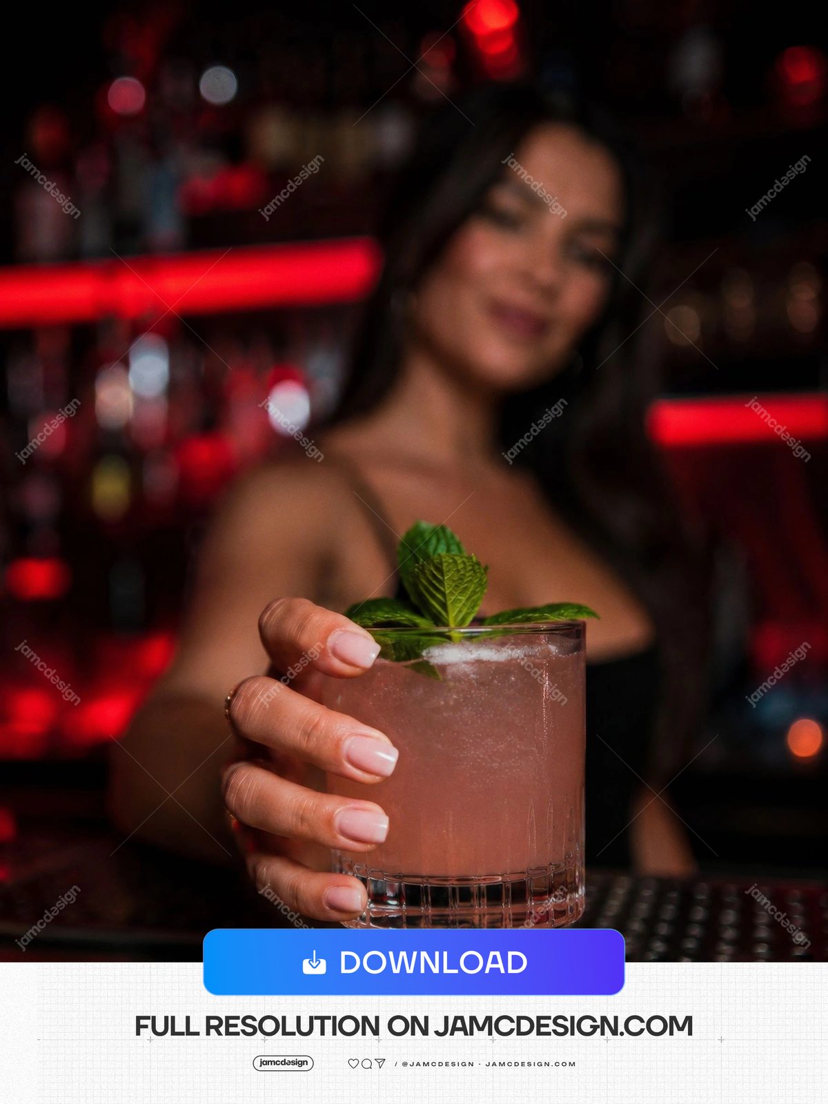 Bartender Oferecendo Coquetel Em Bar Com Luz Vermelha Com Bebida Rosa. Uma foto em JPG mostra uma bartender oferecendo um coquetel rosa decorado com hortelã — Prévia adicional