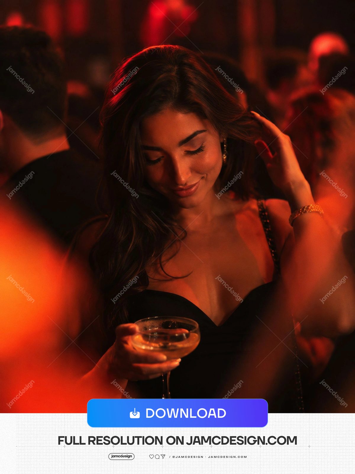 Mulher Com Coquetel Em Boate Lotada Com Luz Vermelha. Esta foto JPG mostra uma mulher segurando uma taça de coquetel em uma boate lotada — Prévia adicional