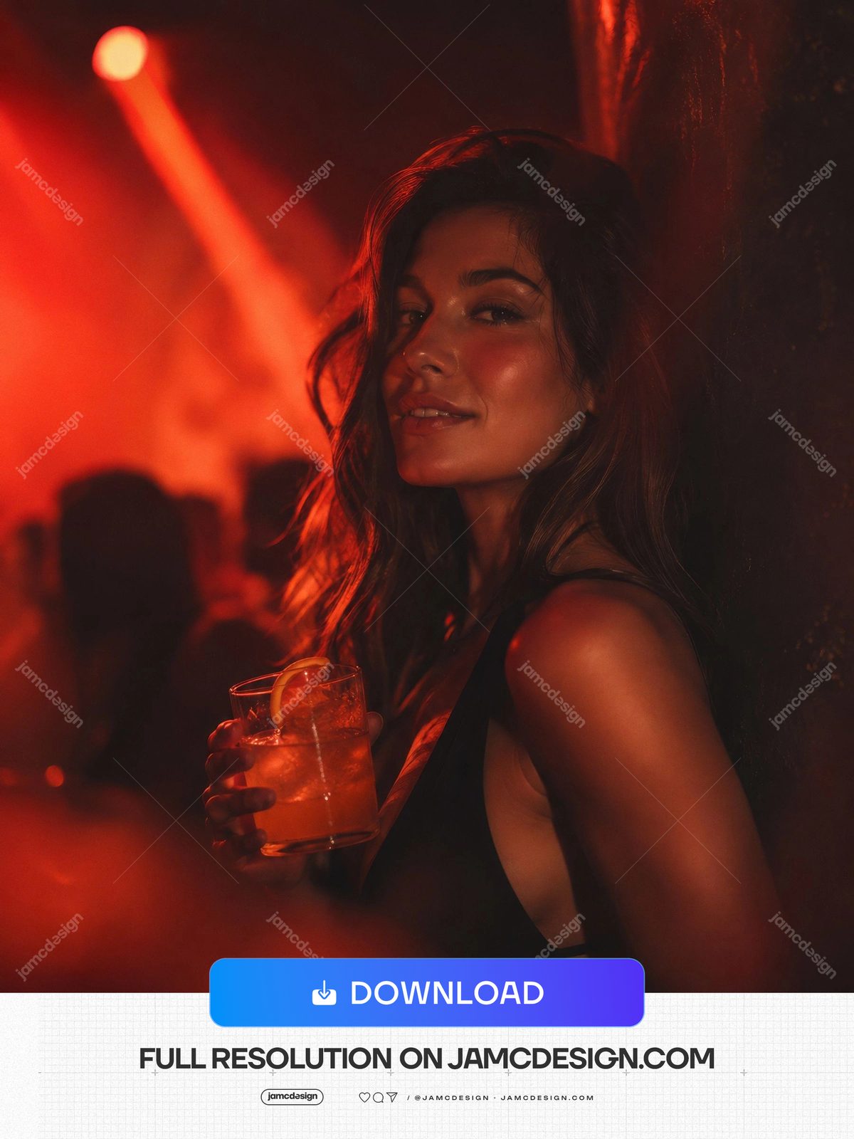 Mulher Com Coquetel Em Boate Neon Vermelho Com Retrato De Clube Carmesim. Esta foto JPG mostra uma mulher segurando um coquetel em uma boate iluminada — Prévia adicional