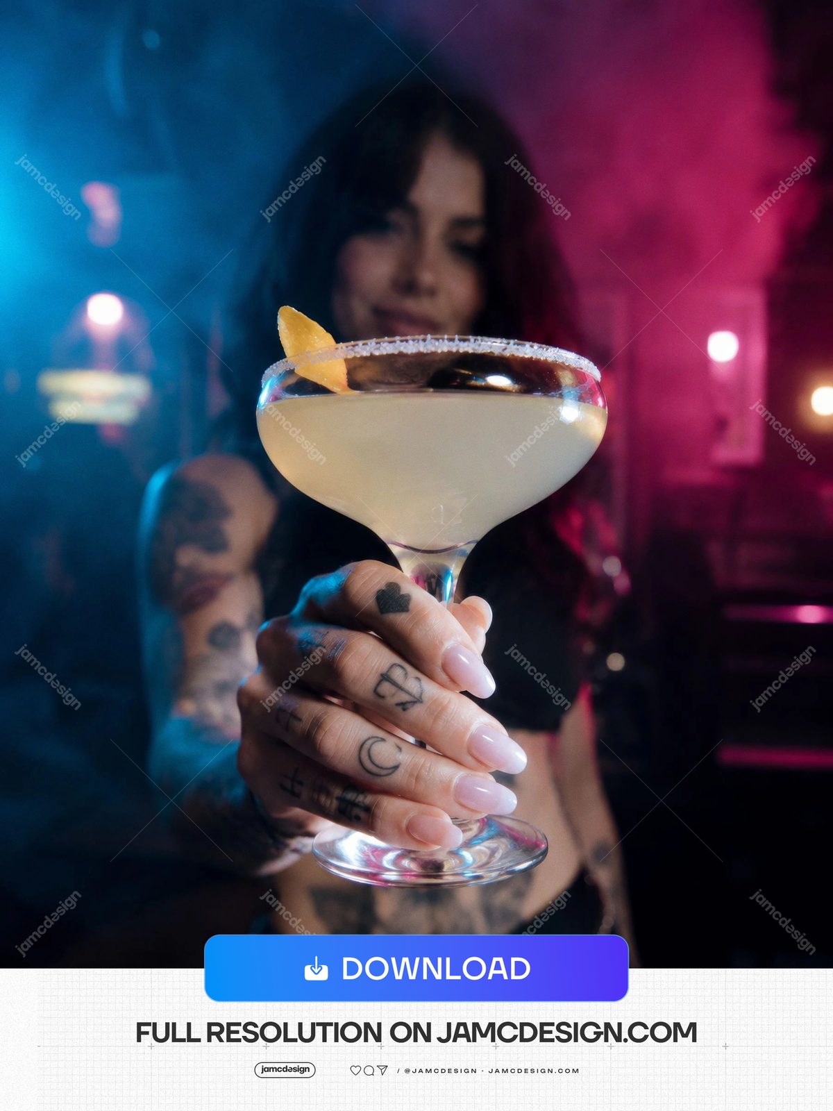 Coquetel Cítrico, Fumaça, Luzes Azuis De Clube E Coquetel Neon Azul. Foto JPG de um coquetel cítrico em uma taça coupe, segurado por uma mulher tatuada — Prévia adicional