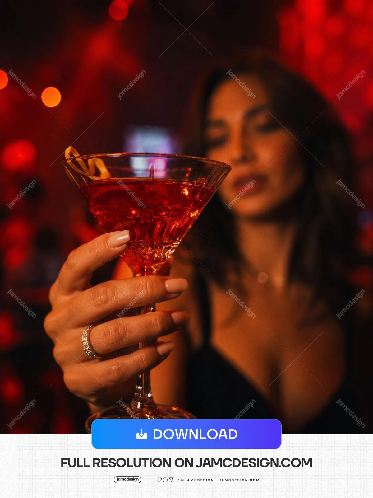 Foto De Mulher Com Martini Vermelho Em Bar Escuro. Foto JPG de uma mulher segurando um martini vermelho em um bar escuro — Prévia adicional