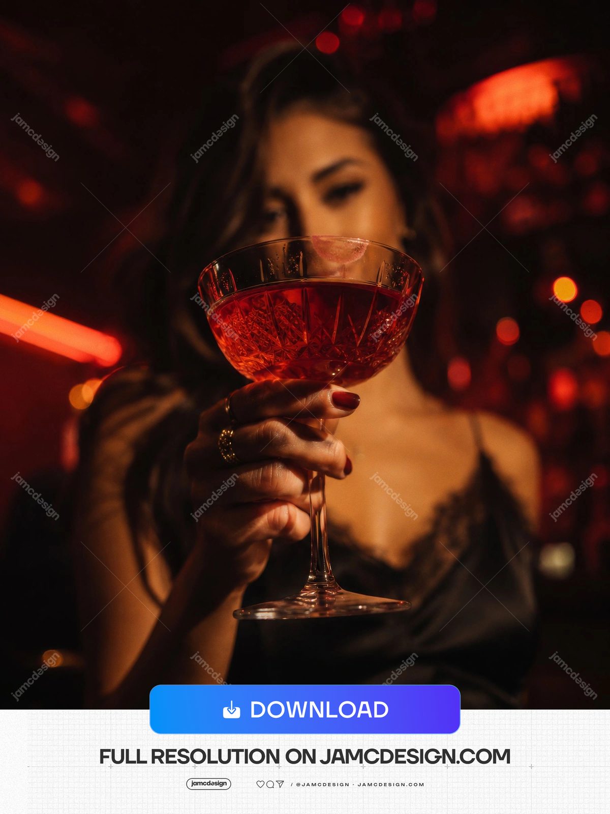 Photo En Gros Plan D’Un Cocktail Rouge En Discothèque De Luxe. Photo JPG d’une femme tenant un verre à cocktail rouge dans une discothèque de luxe sombre — Aperçu supplémentaire