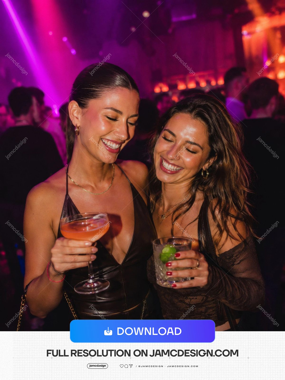 Foto De Duas Mulheres Brindando Com Coquetéis Na Boate. Foto em JPG de duas mulheres sorrindo e erguendo taças de coquetel dentro de uma boate movimentada — Prévia adicional