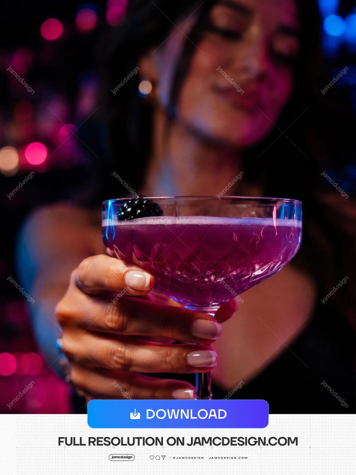 Foto De Coquetel Roxo Em Close Com Luzes Neon De Clube Noturno. Foto em JPG mostrando uma mão segurando uma taça de coquetel roxo diante de uma mulher — Prévia adicional