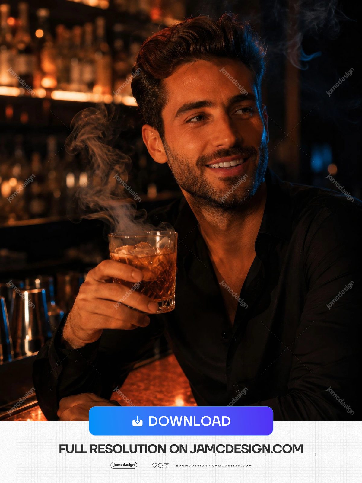 Foto De Homem Bonito Segurando Coquetel De Uísque Defumado No Bar. Foto JPG de um homem sorridente segurando um coquetel de uísque defumado em um bar — Prévia adicional