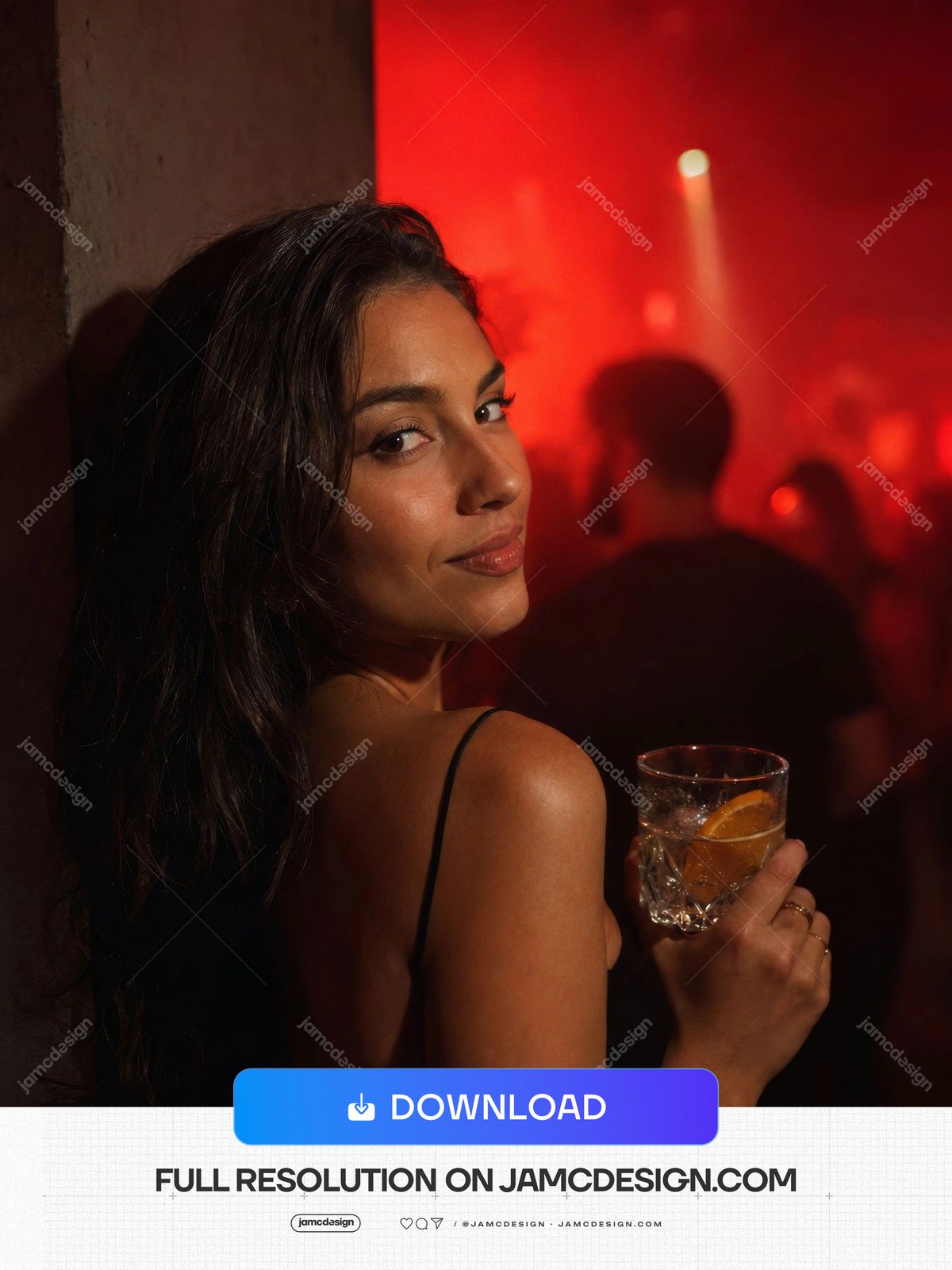 Retrato De Mulher Com Drink Em Boate Vermelha. Esta foto JPG mostra uma mulher segurando uma taça de coquetel em uma boate iluminada em vermelho — Prévia adicional