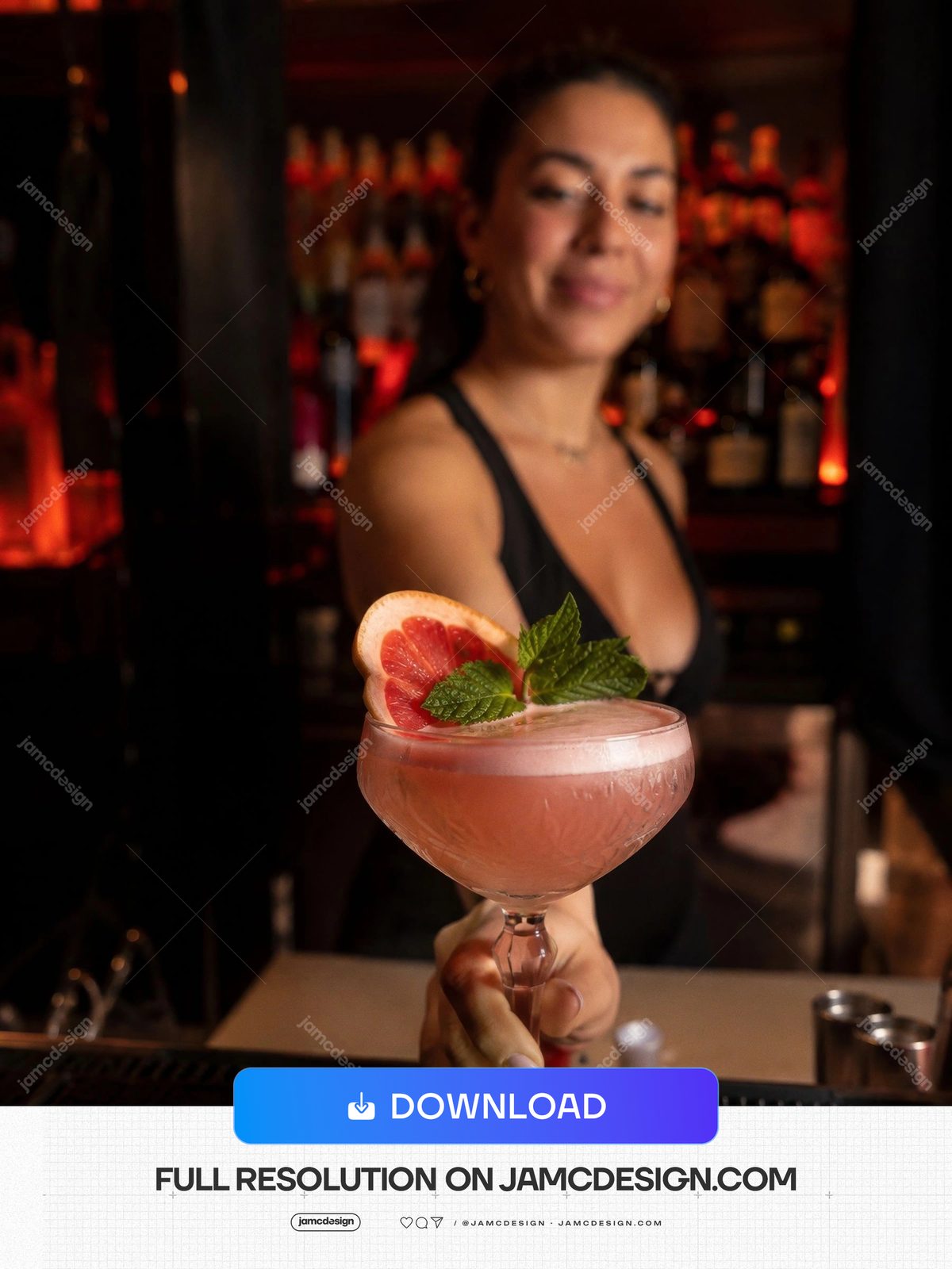Bartender De Coquetel Rosa Com Hortelã Em Bar Noturno. Uma foto fotorrealista em JPG de um bartender servindo um coquetel rosa decorado com grapefruit — Prévia adicional