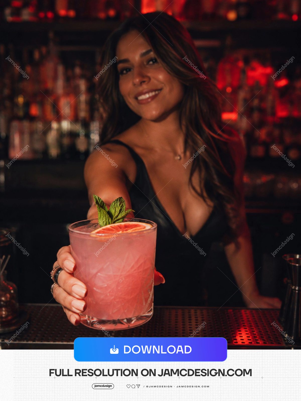 Bartender Com Coquetel Rosa Em Bar De Boate Com Luz Vermelha. Esta foto em JPG mostra uma bartender sorridente apresentando um coquetel rosa em um copo — Prévia adicional