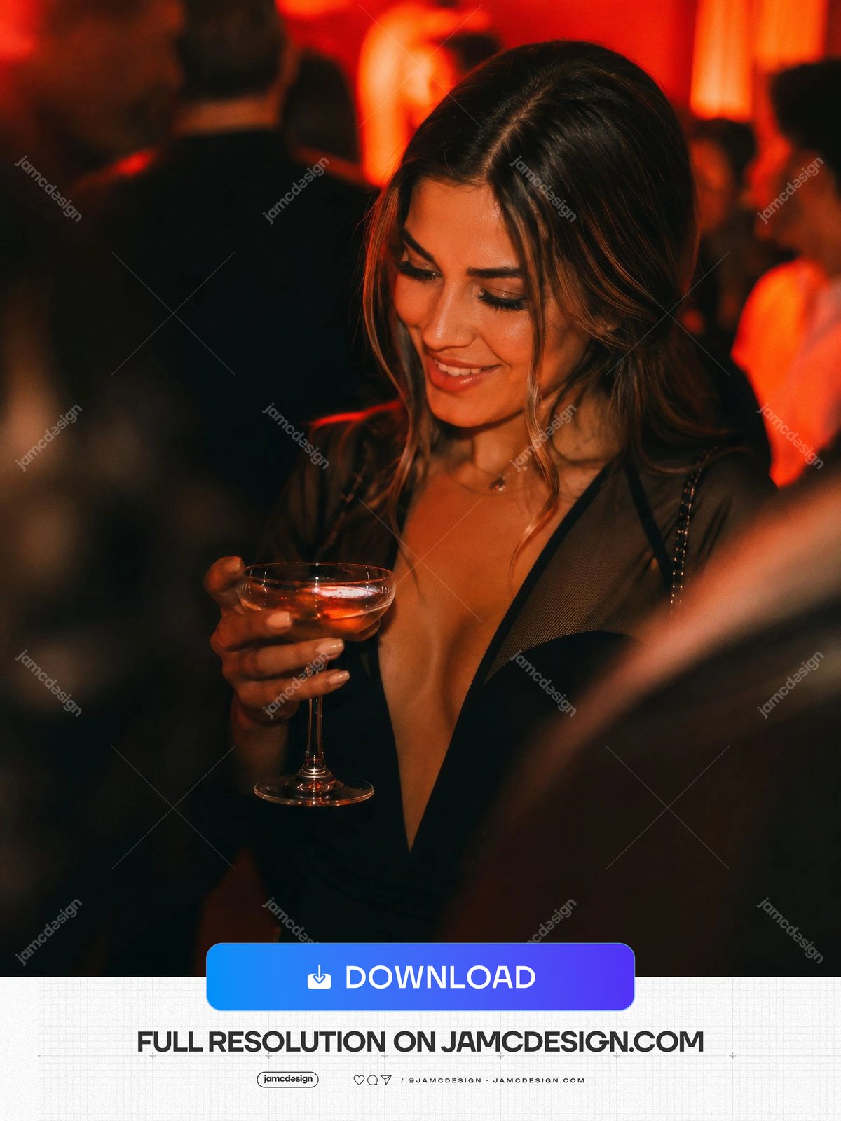 Foto De Mulher Espontânea Segurando Coquetel Coupe Em Boate. Uma foto JPG de uma mulher em um momento espontâneo — Prévia adicional